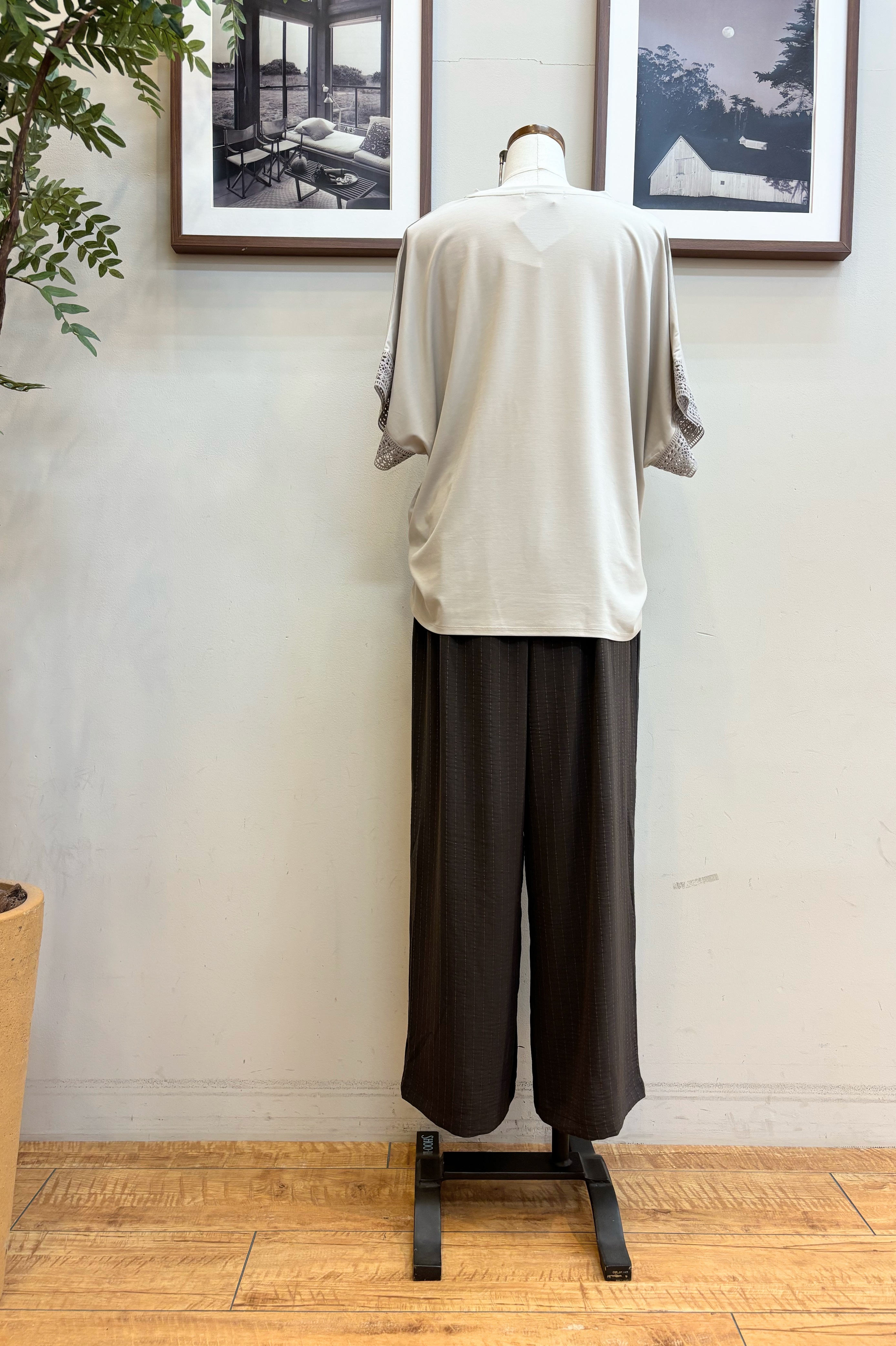 maiさんの「SHOO･LA･RUE｜【UV/洗濯機可/体型カバー】ヒップ周りが隠せる お袖レースTシャツ」を使ったコーディネート