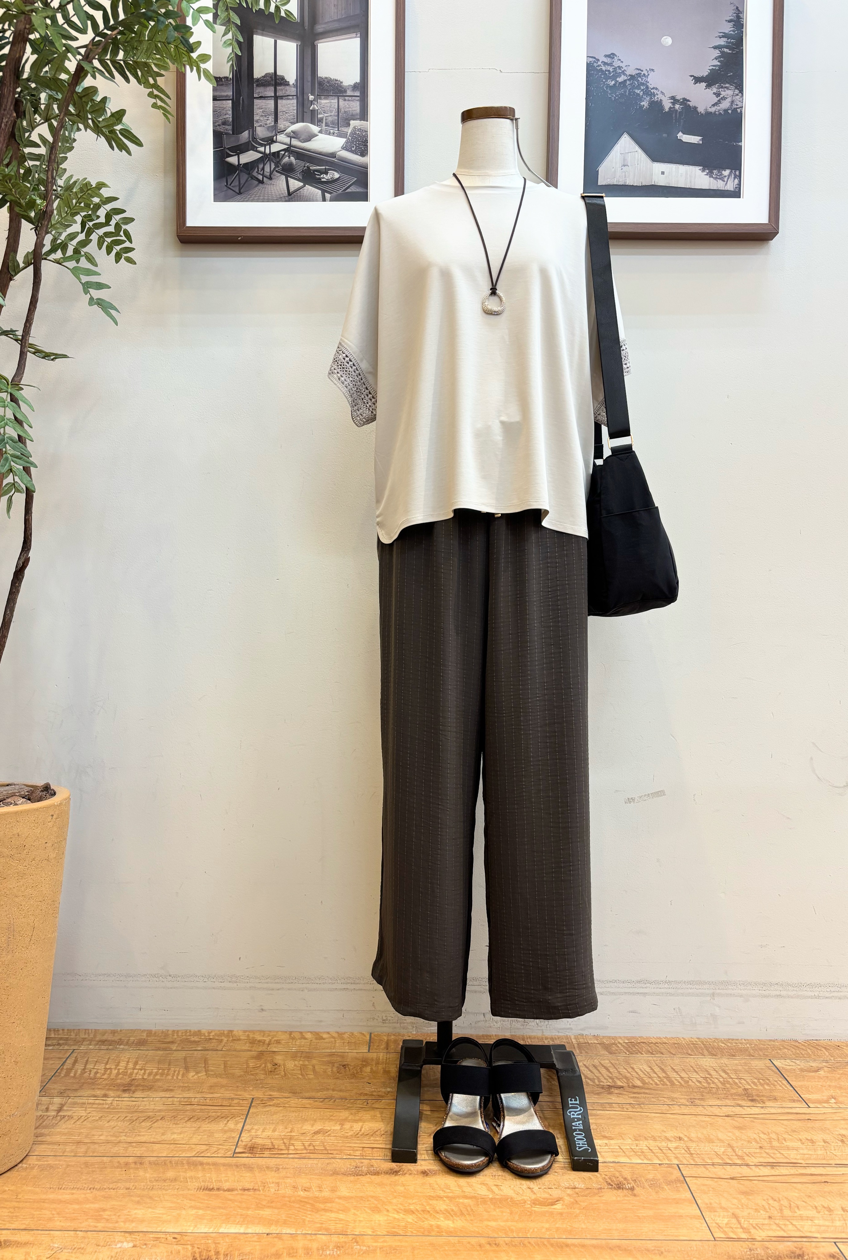 maiさんの「SHOO･LA･RUE｜【UV/洗濯機可/体型カバー】ヒップ周りが隠せる お袖レースTシャツ」を使ったコーディネート