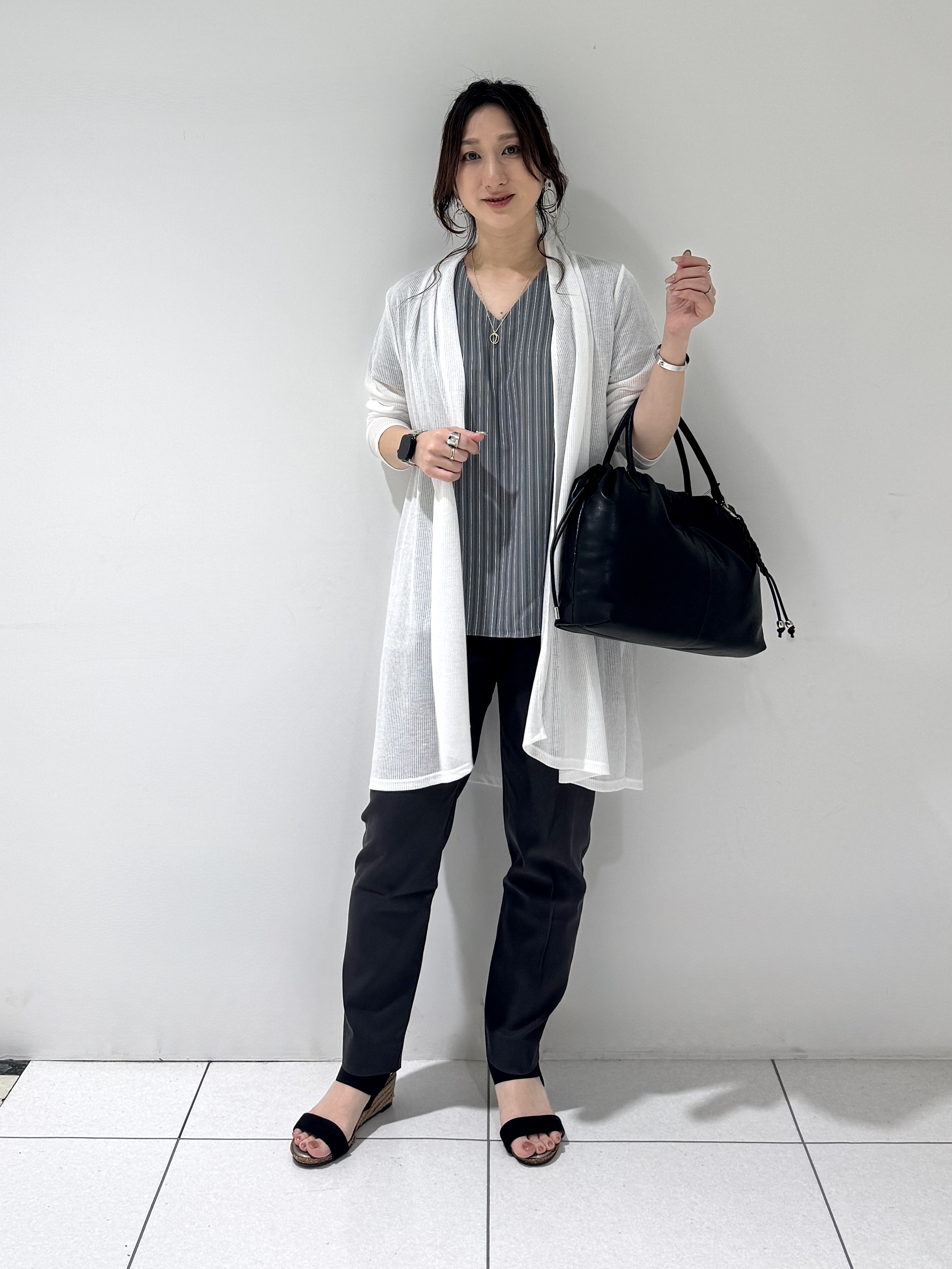 そんさんの「INDIVI｜【洗える／アンサンブル可能】シアーストライプカーディガン」を使ったコーディネート