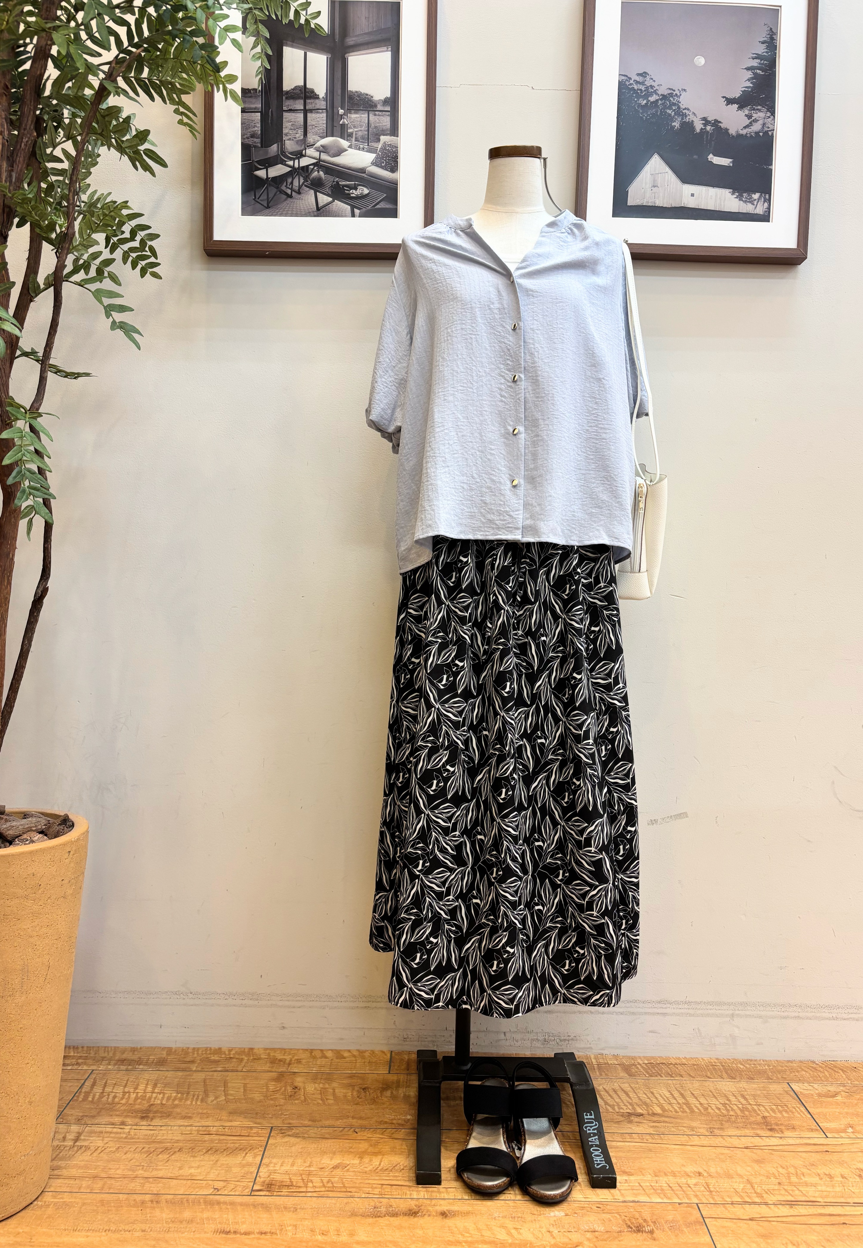 maiさんの「SHOO･LA･RUE｜【洗濯機可】バルーンスリーブで二の腕カバー キーネック5分袖ブラウス」を使ったコーディネート