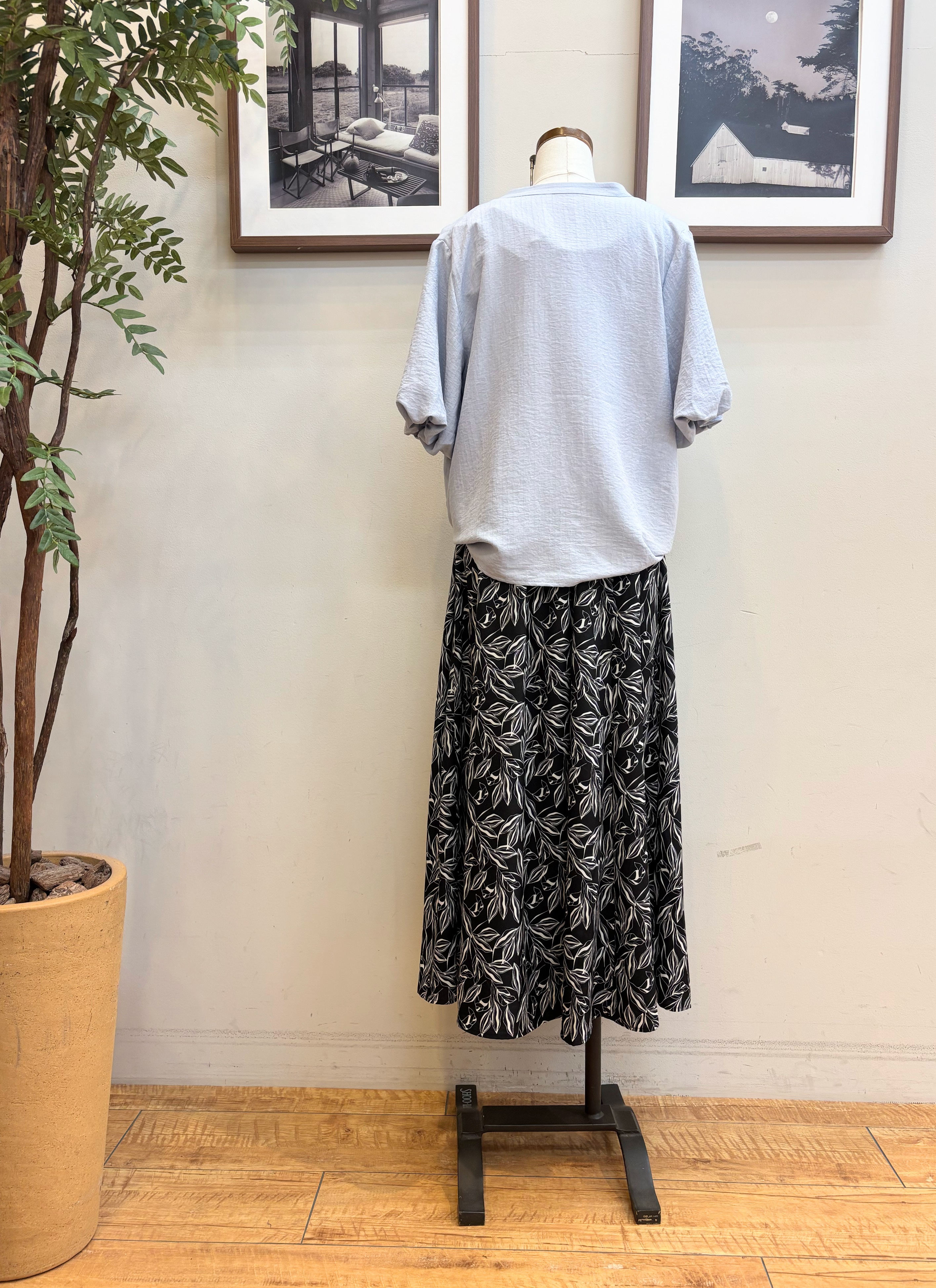 maiさんの「SHOO･LA･RUE｜【洗濯機可】バルーンスリーブで二の腕カバー キーネック5分袖ブラウス」を使ったコーディネート