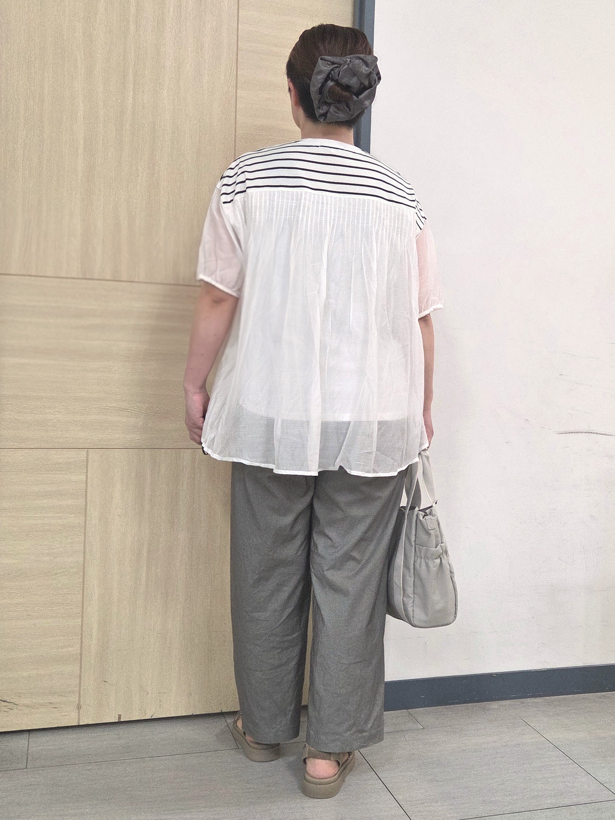 にゃみさんの「grove｜【UVカット】体型カバー叶う、バックプリーツTシャツ」を使ったコーディネート