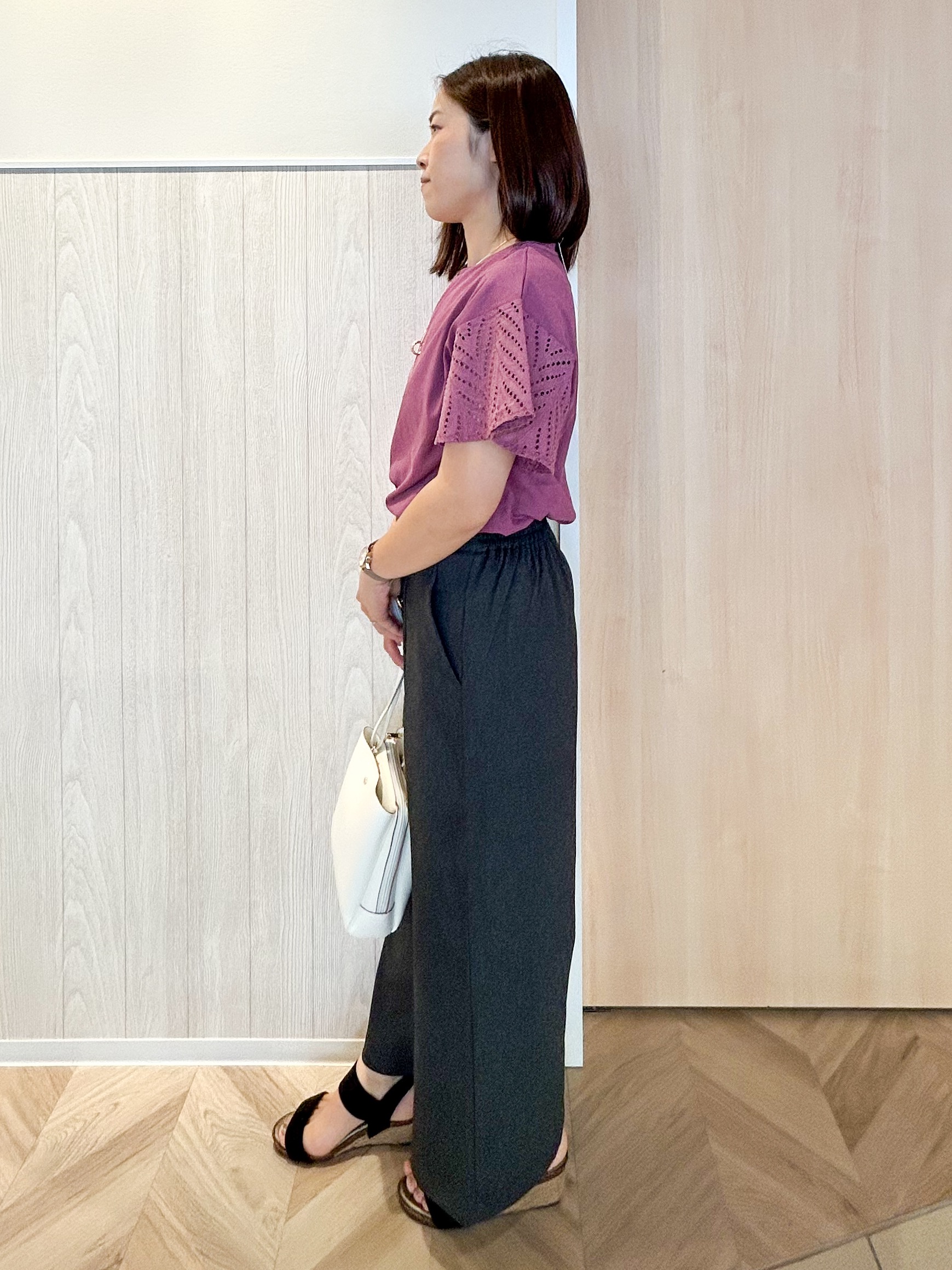 tomoさんの「SHOO･LA･RUE｜【S-LL/洗濯機可/体型カバー】汗じみが気になりにくい お袖レースフレアTシャツ」を使ったコーディネート