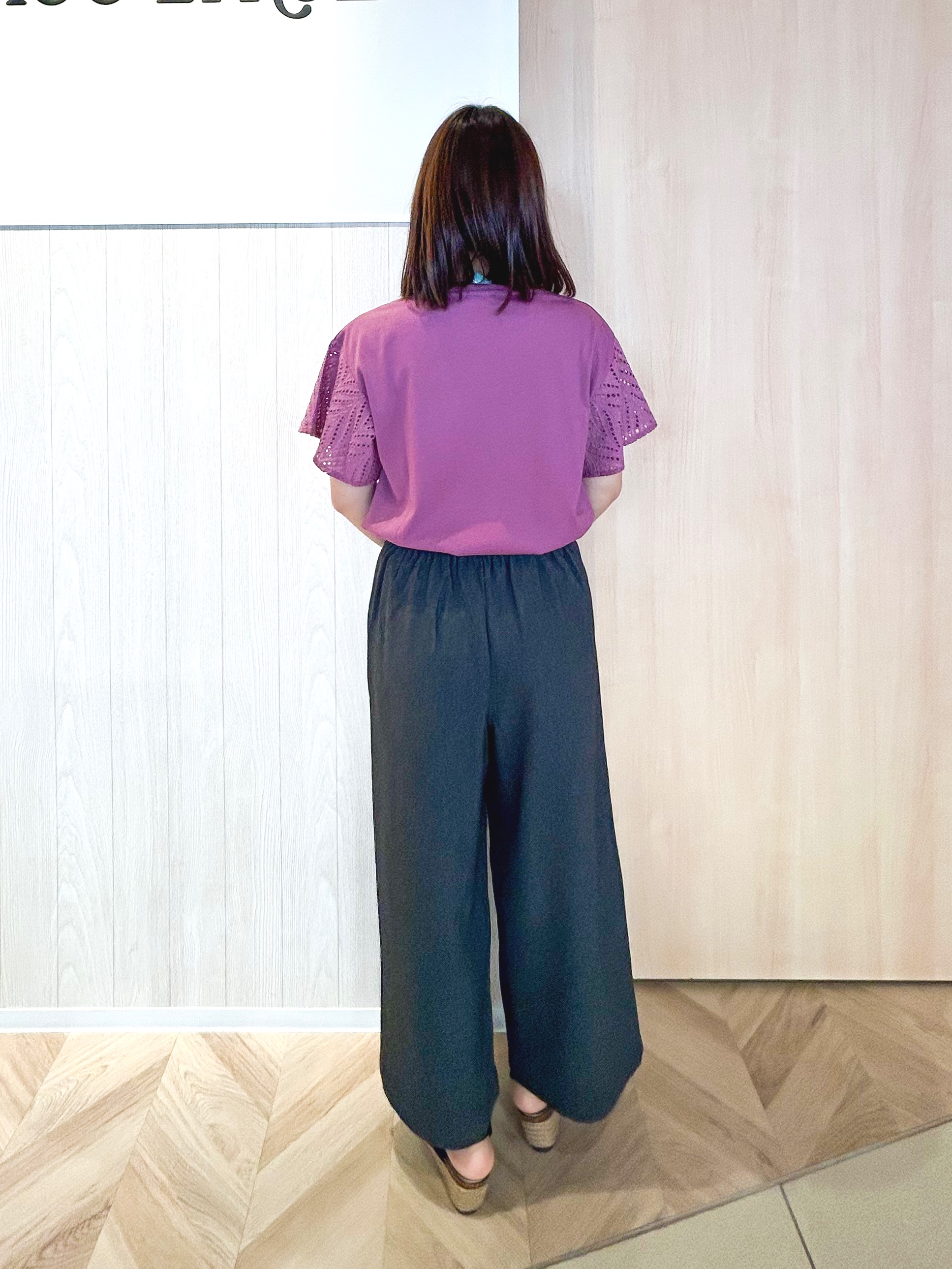 tomoさんの「SHOO･LA･RUE｜【S-LL/洗濯機可/体型カバー】汗じみが気になりにくい お袖レースフレアTシャツ」を使ったコーディネート