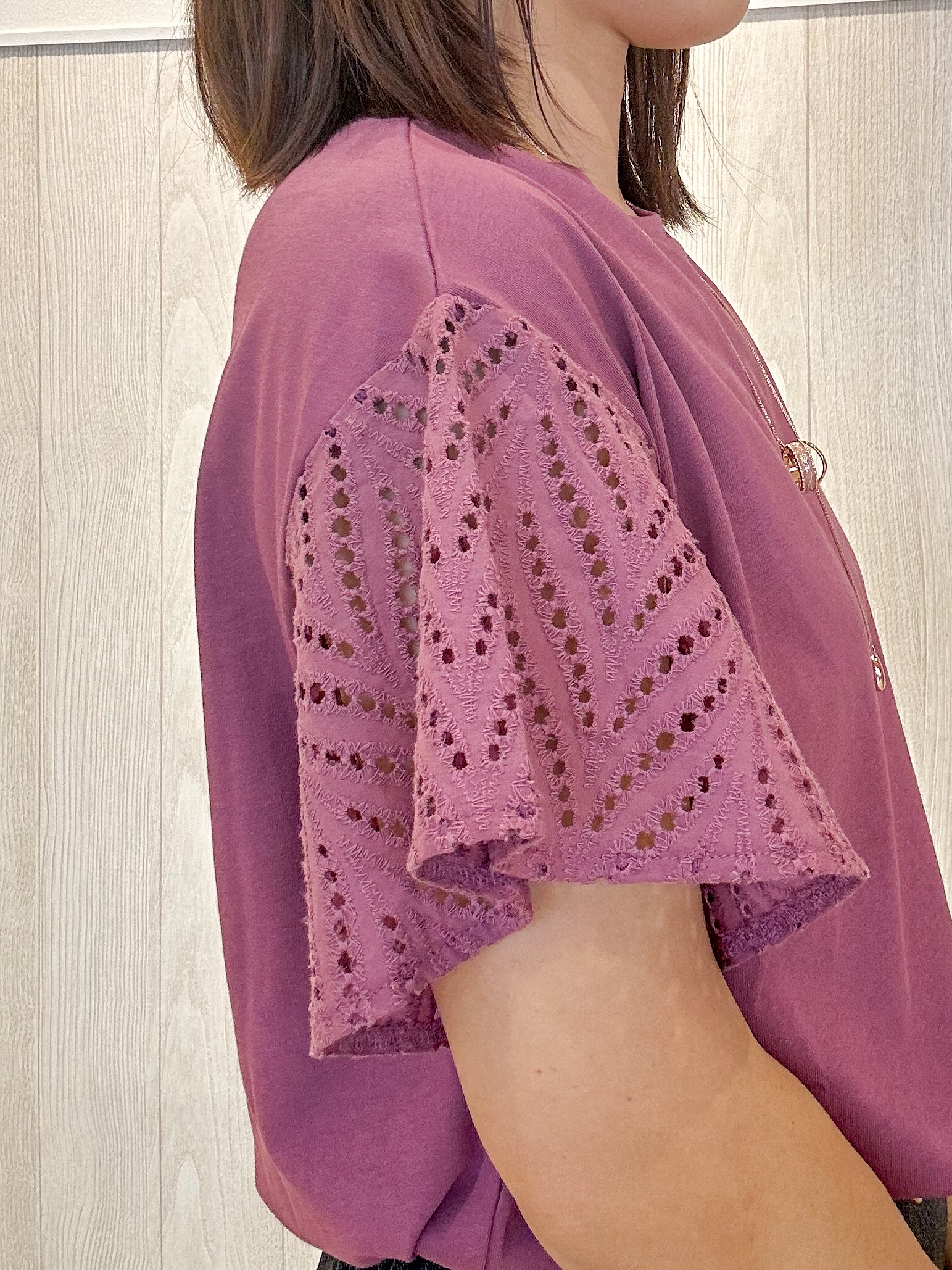 tomoさんの「SHOO･LA･RUE｜【S-LL/洗濯機可/体型カバー】汗じみが気になりにくい お袖レースフレアTシャツ」を使ったコーディネート