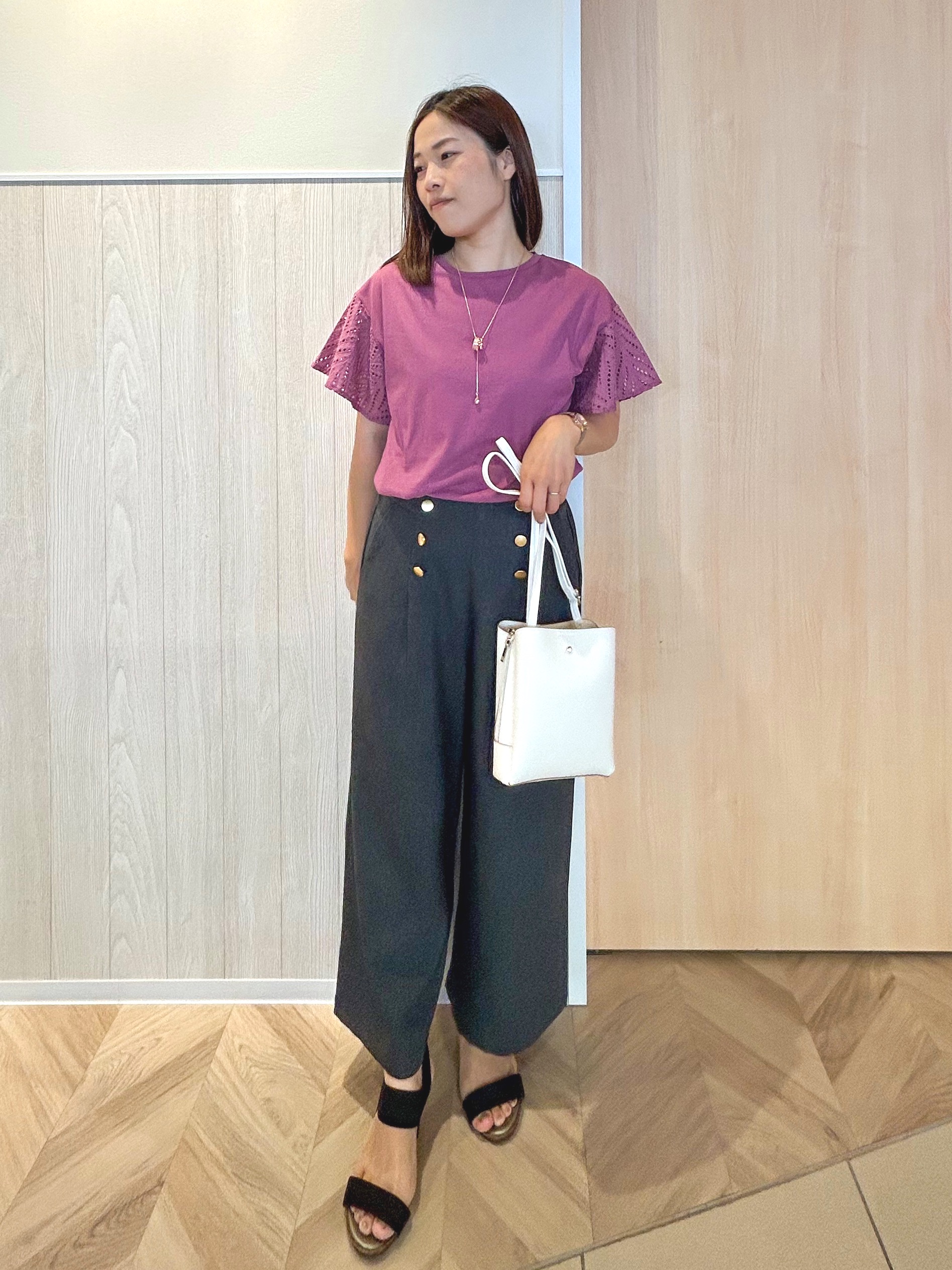 tomoさんの「SHOO･LA･RUE｜【S-LL/洗濯機可/体型カバー】汗じみが気になりにくい お袖レースフレアTシャツ」を使ったコーディネート