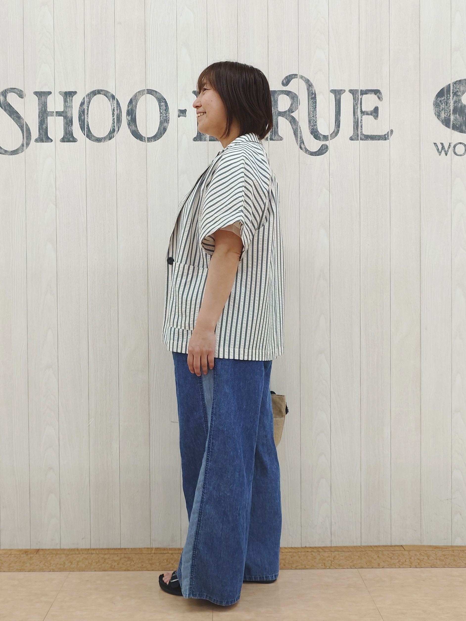 とろろさんの「SHOO･LA･RUE｜【S-LL/吸水速乾/セットアップ可】羽織るだけで主役になる サッカーストライプシャツジャケット」を使ったコーディネート