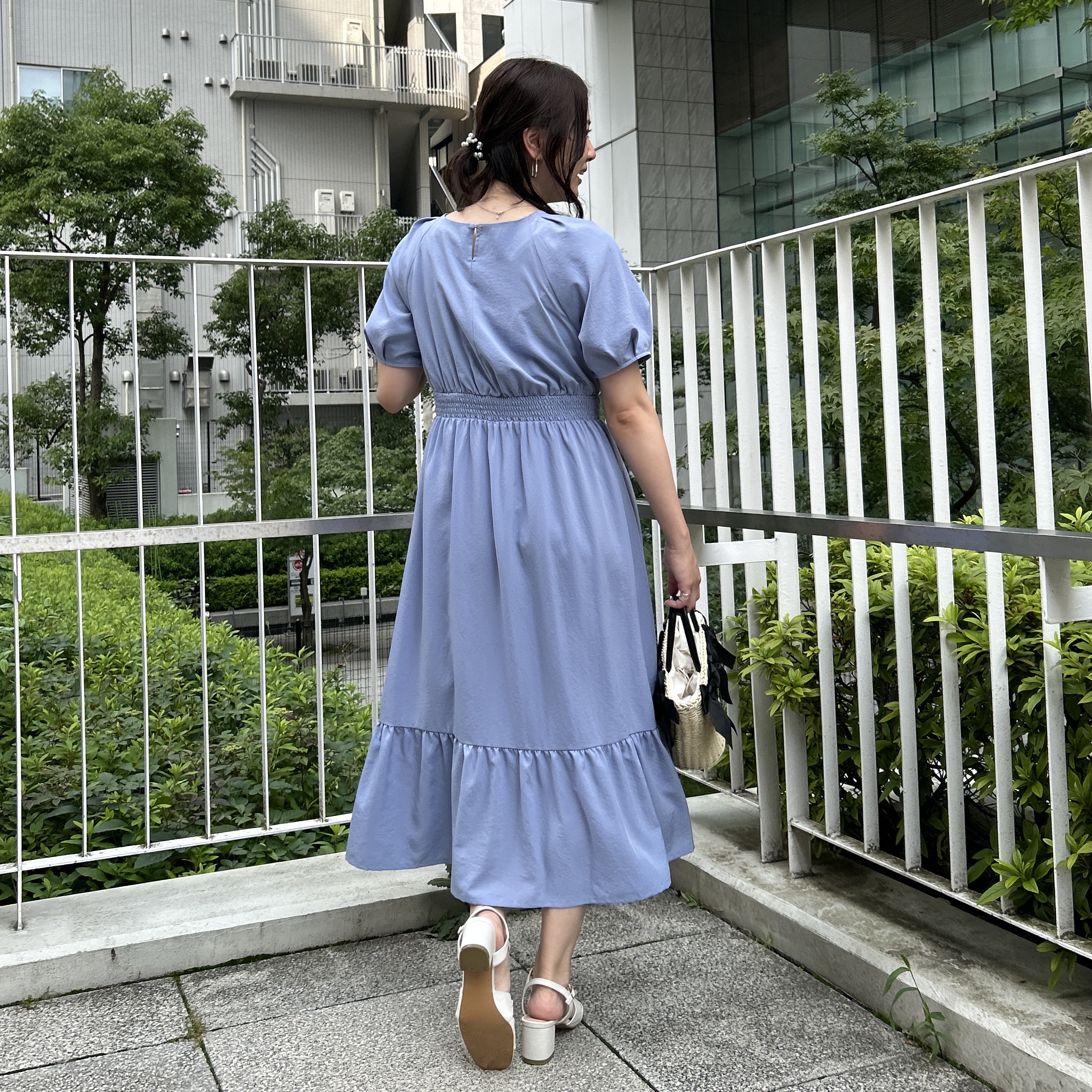 shinoさんの「Couture brooch｜【体型カバー・洗濯機可】ウエストシャーリング Vネックワンピース」を使ったコーディネート
