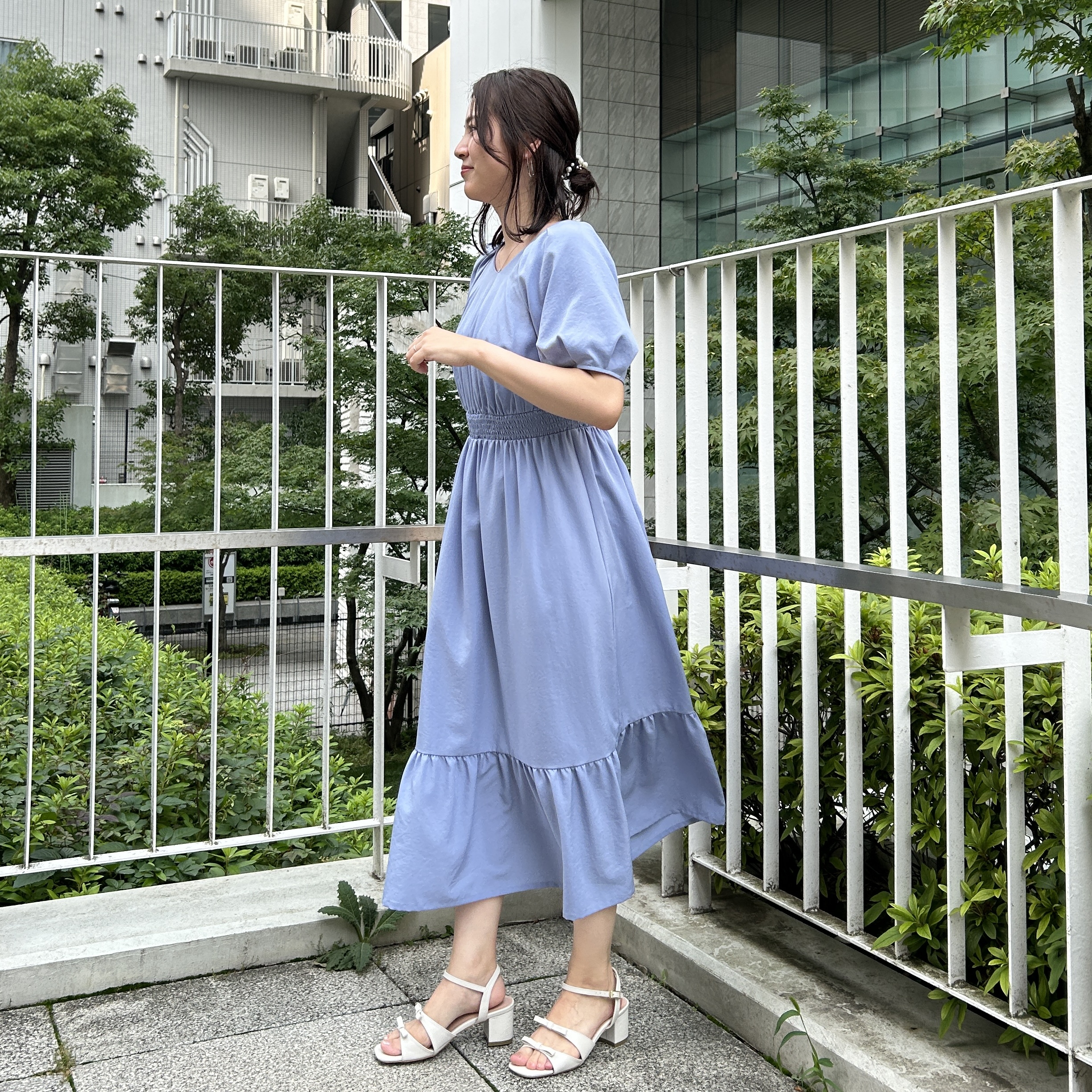 shinoさんの「Couture brooch｜【体型カバー・洗濯機可】ウエストシャーリング Vネックワンピース」を使ったコーディネート