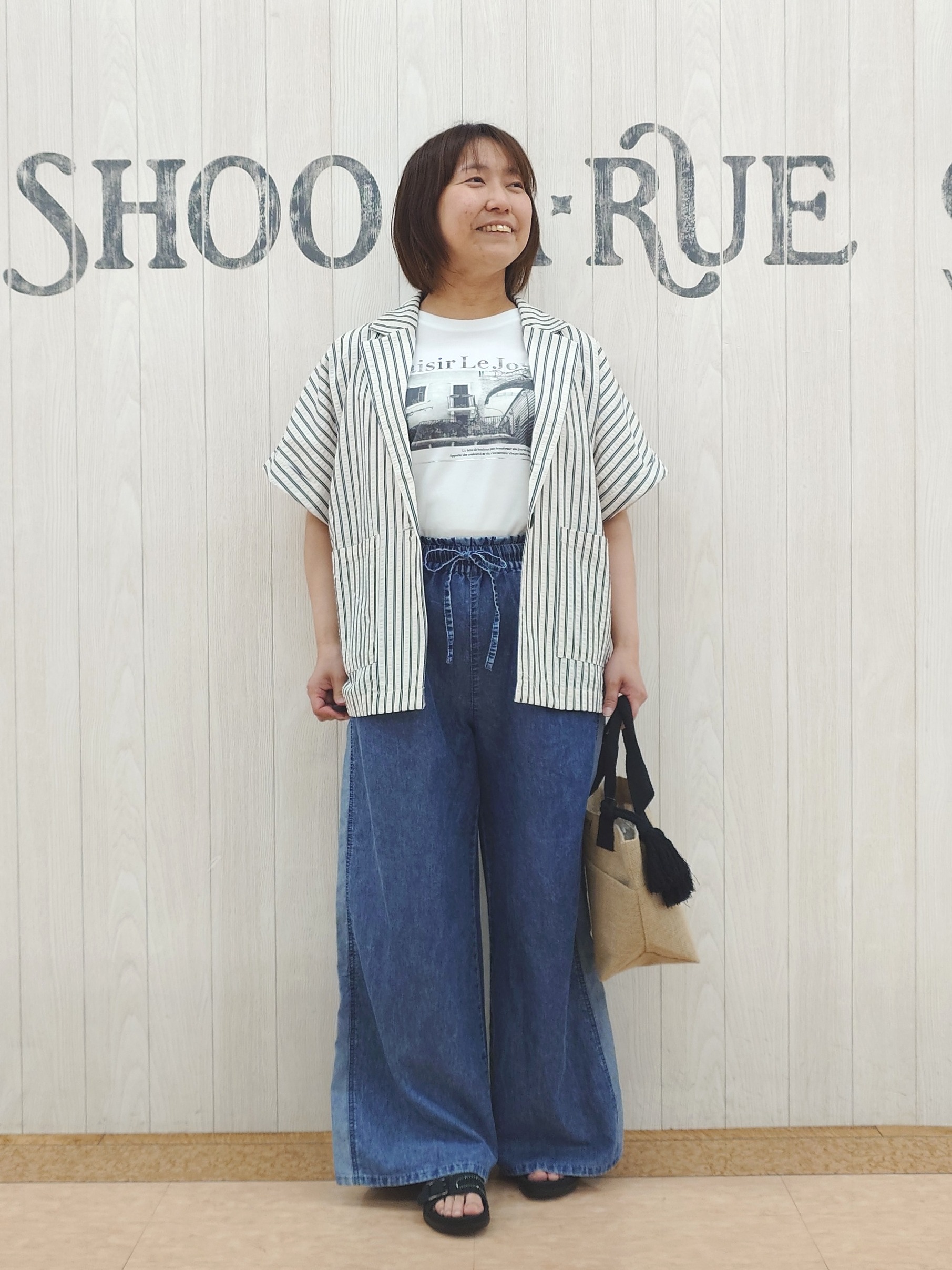 とろろさんの「SHOO･LA･RUE｜【S-LL/吸水速乾/セットアップ可】羽織るだけで主役になる サッカーストライプシャツジャケット」を使ったコーディネート