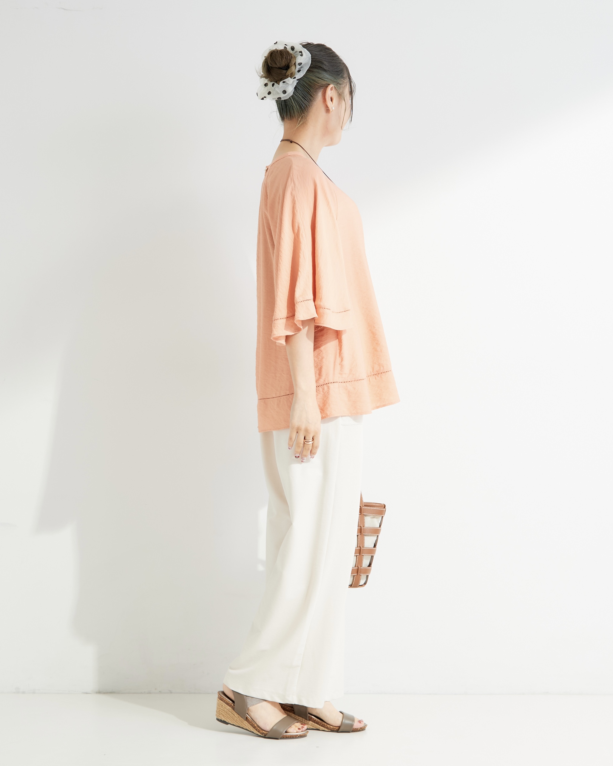 ゆゆさんの「SHOO･LA･RUE｜【S-LL/洗濯機可/体型カバー】はしごレースがポイント スラブポンチョ風ブラウス」を使ったコーディネート