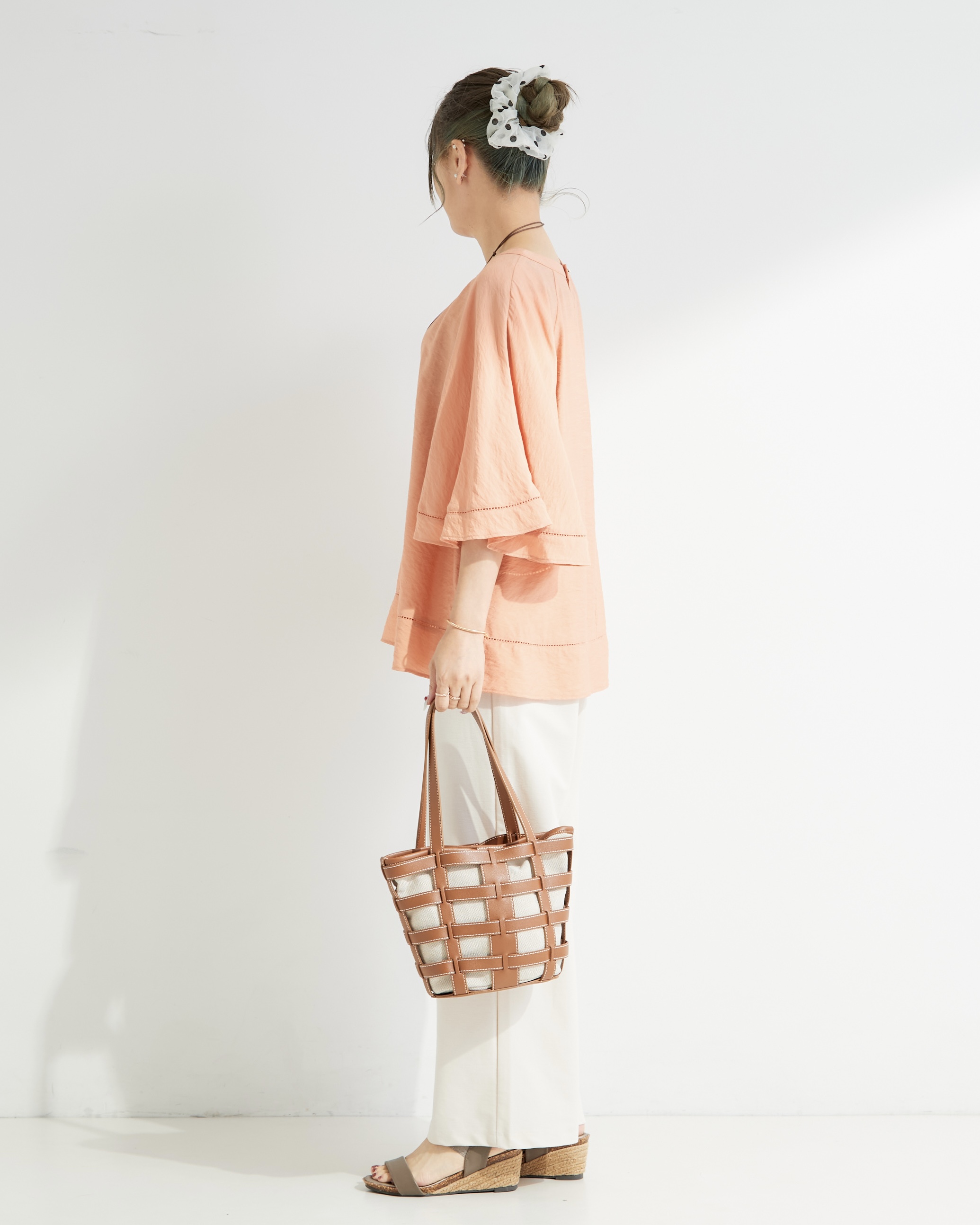 ゆゆさんの「SHOO･LA･RUE｜【S-LL/洗濯機可/体型カバー】はしごレースがポイント スラブポンチョ風ブラウス」を使ったコーディネート