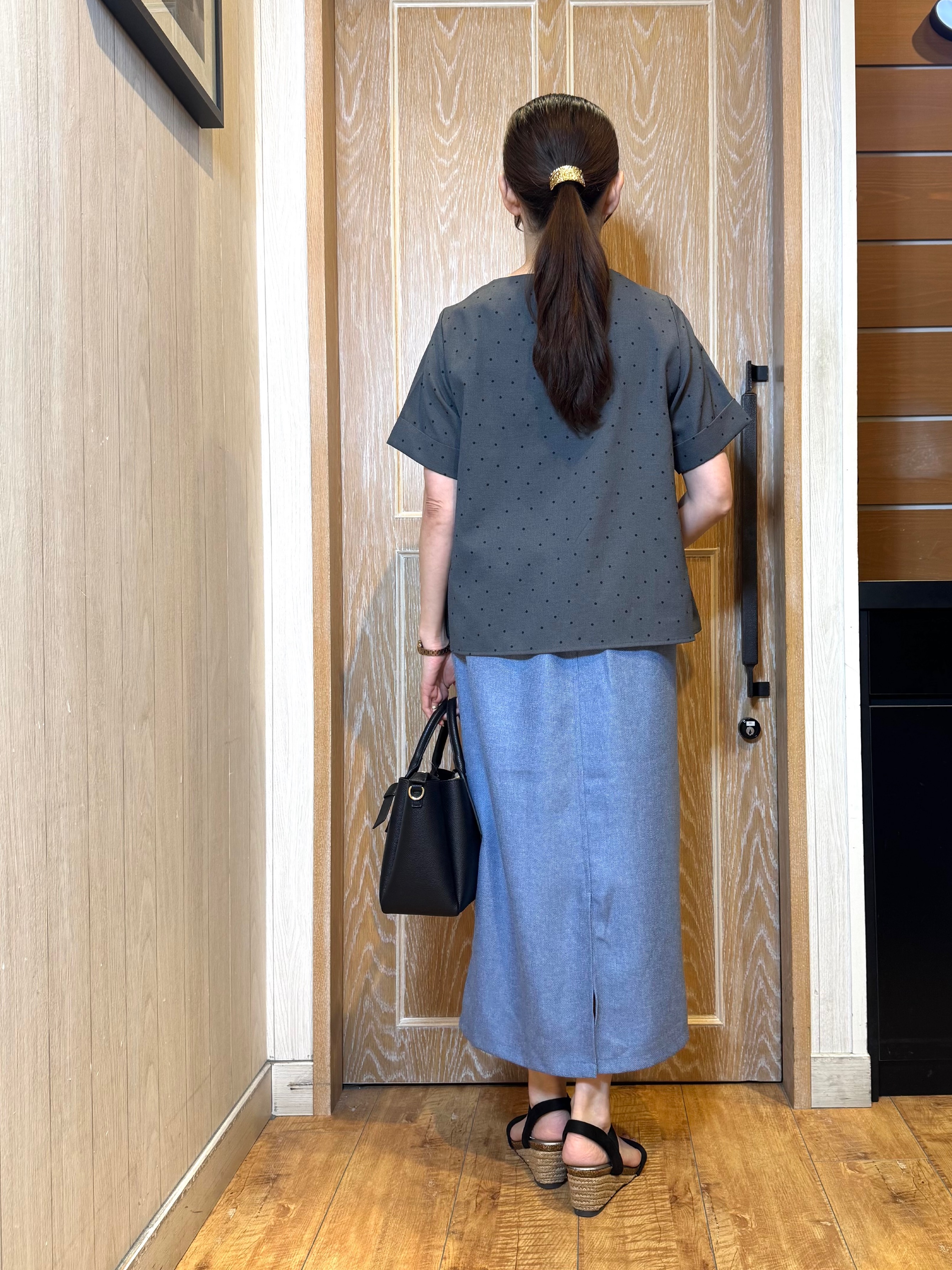 KAORIさんの「SHOO･LA･RUE｜【通勤/S-LL/洗濯機可】ゴールドパーツがアクセント アクセサリーいらずのドット柄ブラウス」を使ったコーディネート