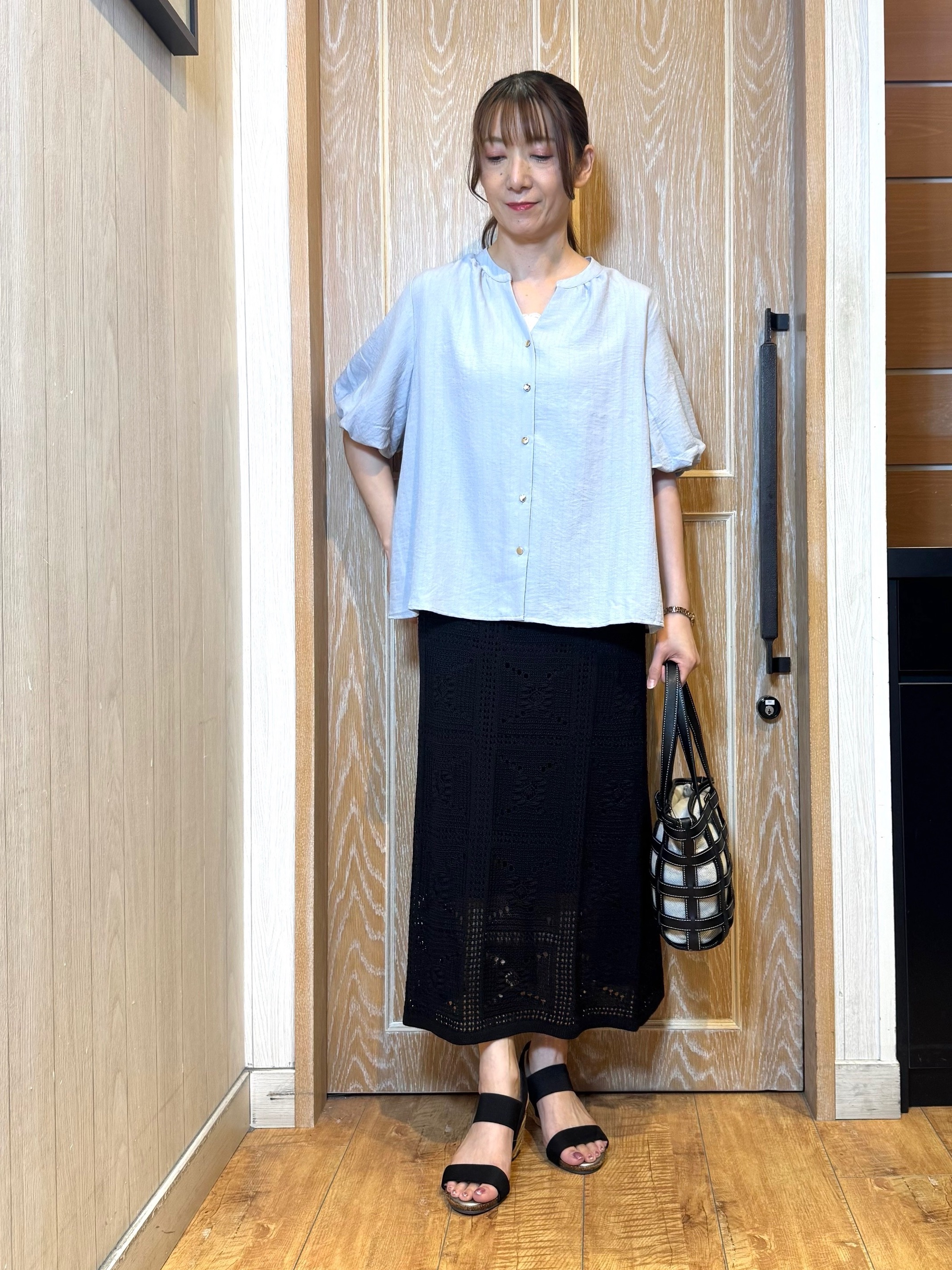 KAORIさんの「SHOO･LA･RUE｜【洗濯機可】バルーンスリーブで二の腕カバー キーネック5分袖ブラウス」を使ったコーディネート
