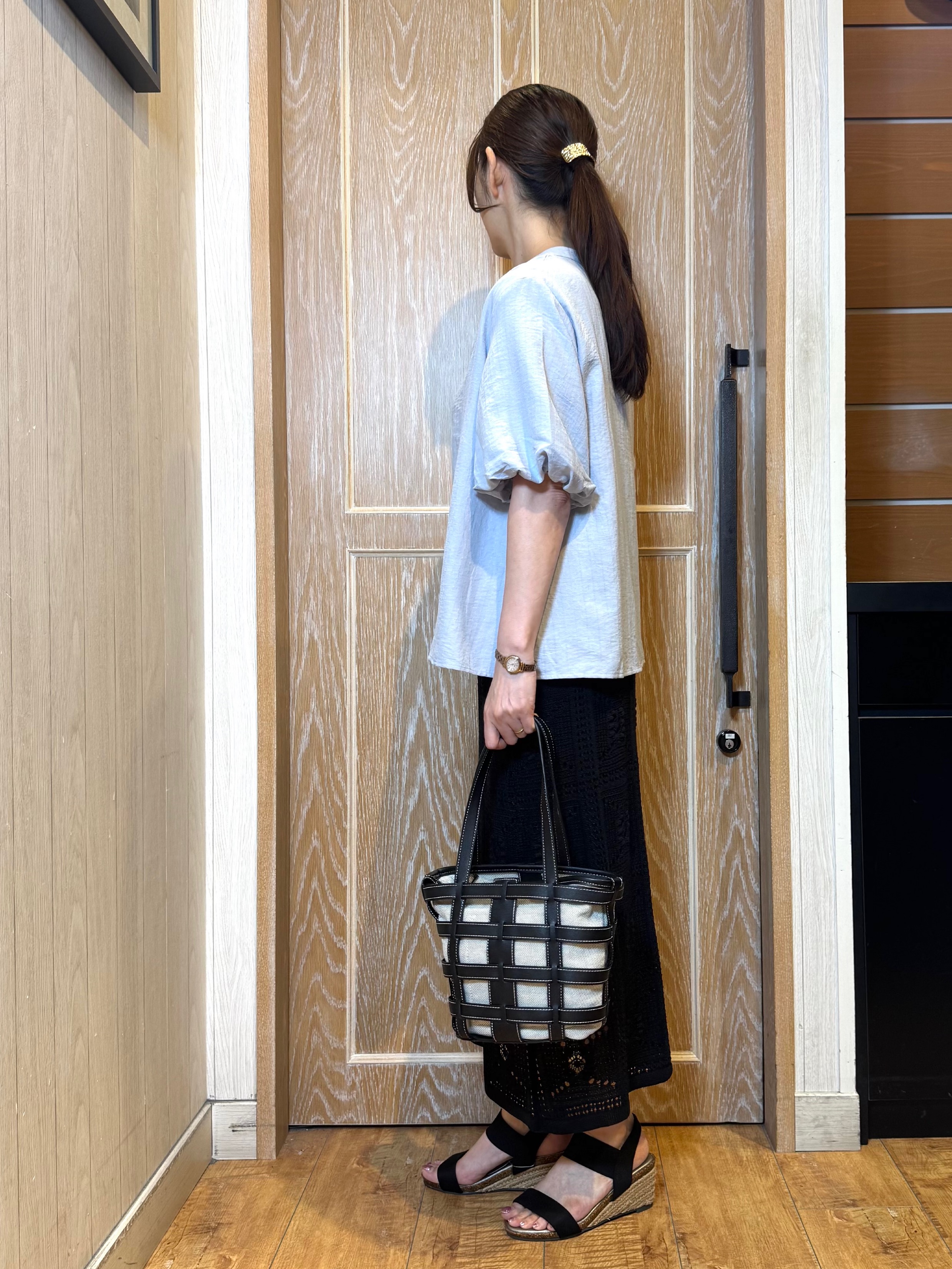 KAORIさんの「SHOO･LA･RUE｜【洗濯機可】バルーンスリーブで二の腕カバー キーネック5分袖ブラウス」を使ったコーディネート
