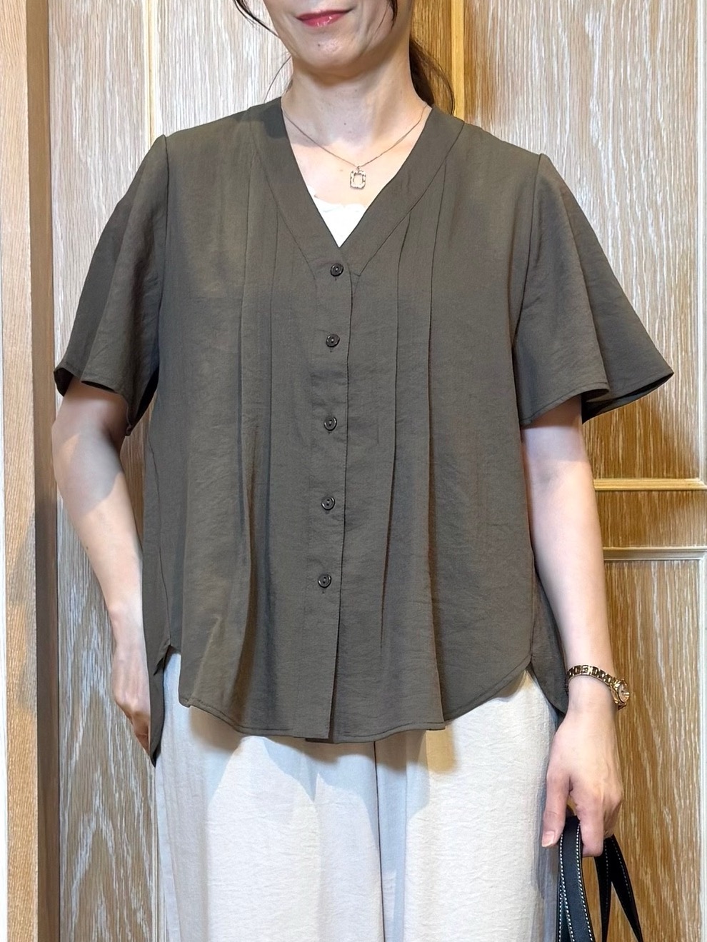KAORIさんの「SHOO･LA･RUE｜【セットアップ可/洗濯機可】サラっと着られる 麻調Ⅴネックタックブラウス」を使ったコーディネート