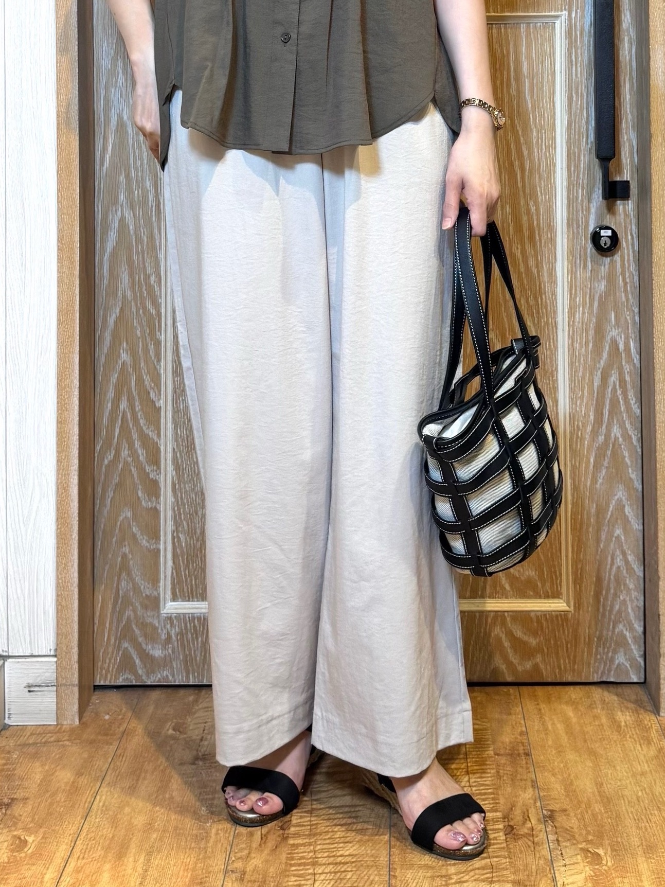 KAORIさんの「SHOO･LA･RUE｜【セットアップ可/洗濯機可】サラっと着られる 麻調Ⅴネックタックブラウス」を使ったコーディネート