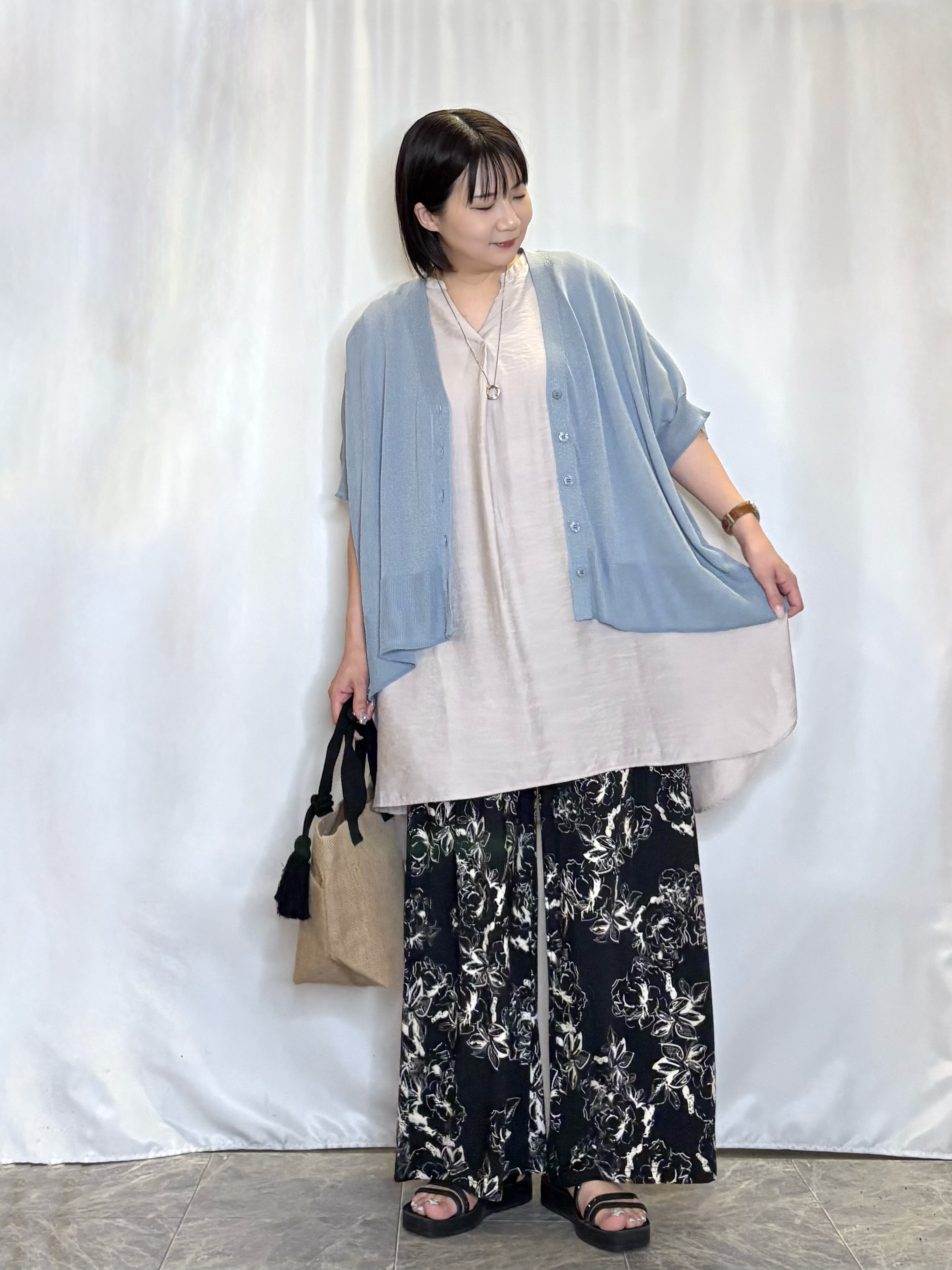 ネリさんの「SHOO･LA･RUE｜【洗濯機可/体型カバー】上品ラメがきらめく シアーポンチョ風カーディガン」を使ったコーディネート