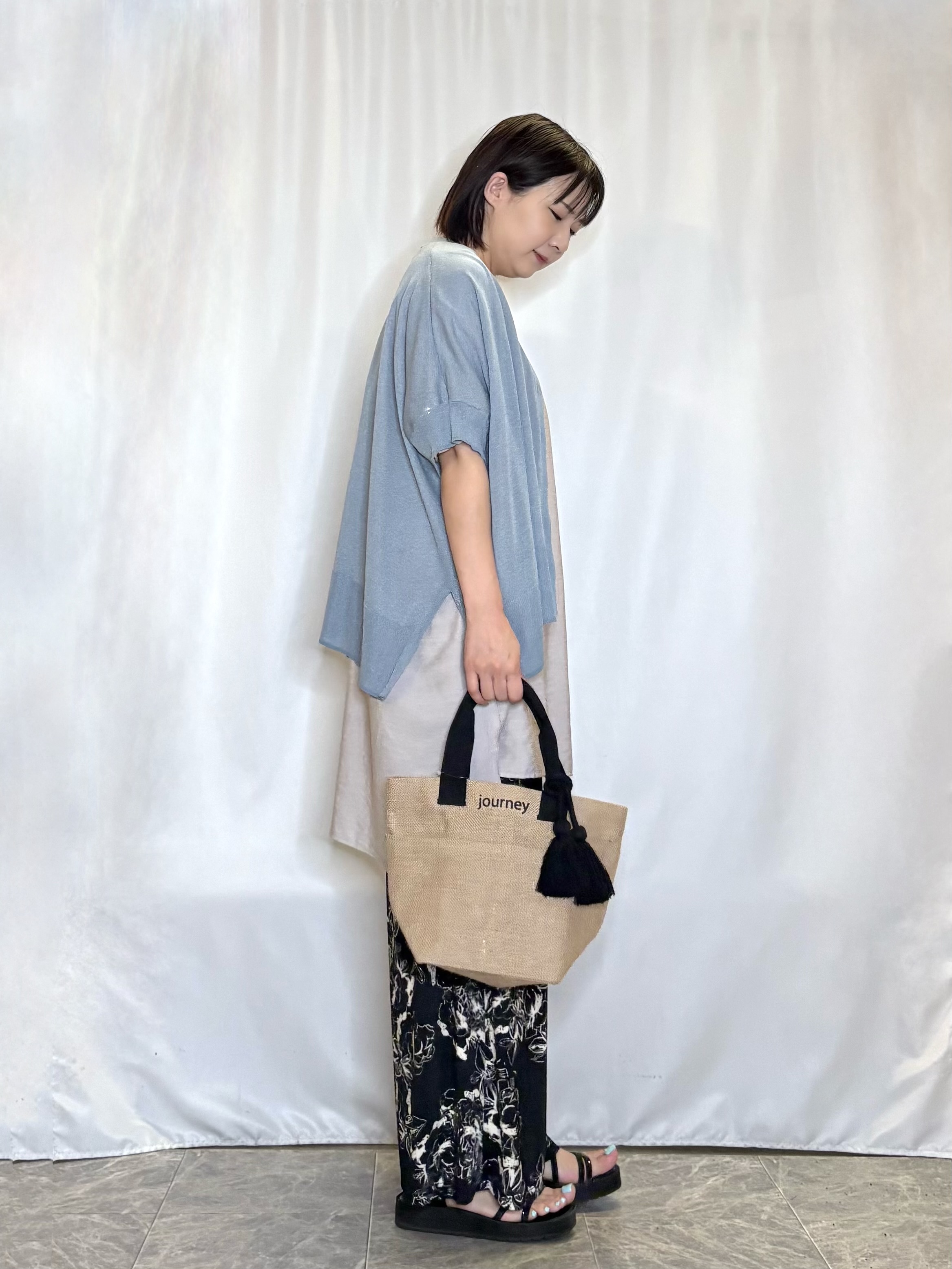 ネリさんの「SHOO･LA･RUE｜【洗濯機可/体型カバー】上品ラメがきらめく シアーポンチョ風カーディガン」を使ったコーディネート