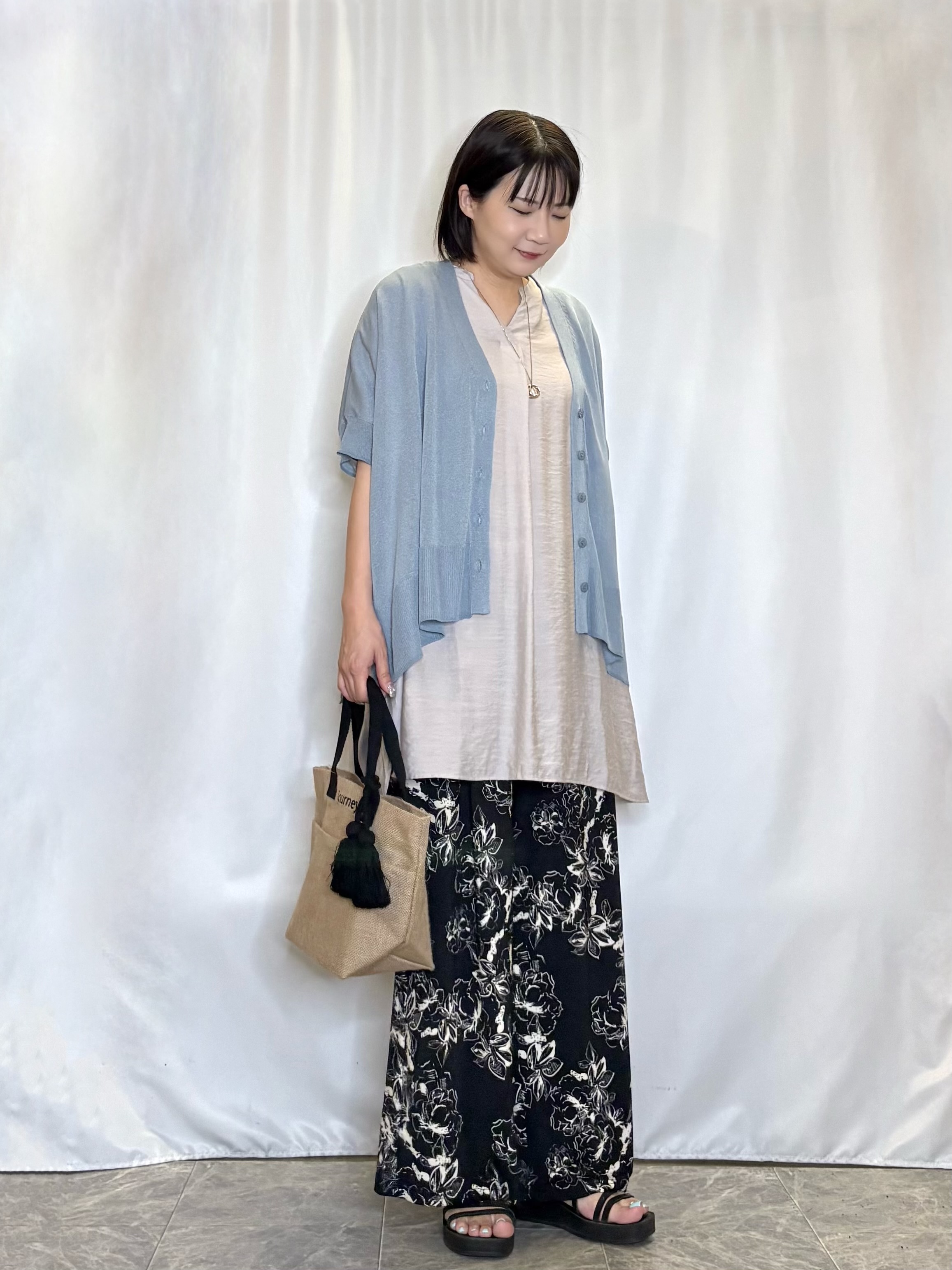 ネリさんの「SHOO･LA･RUE｜【洗濯機可/体型カバー】上品ラメがきらめく シアーポンチョ風カーディガン」を使ったコーディネート