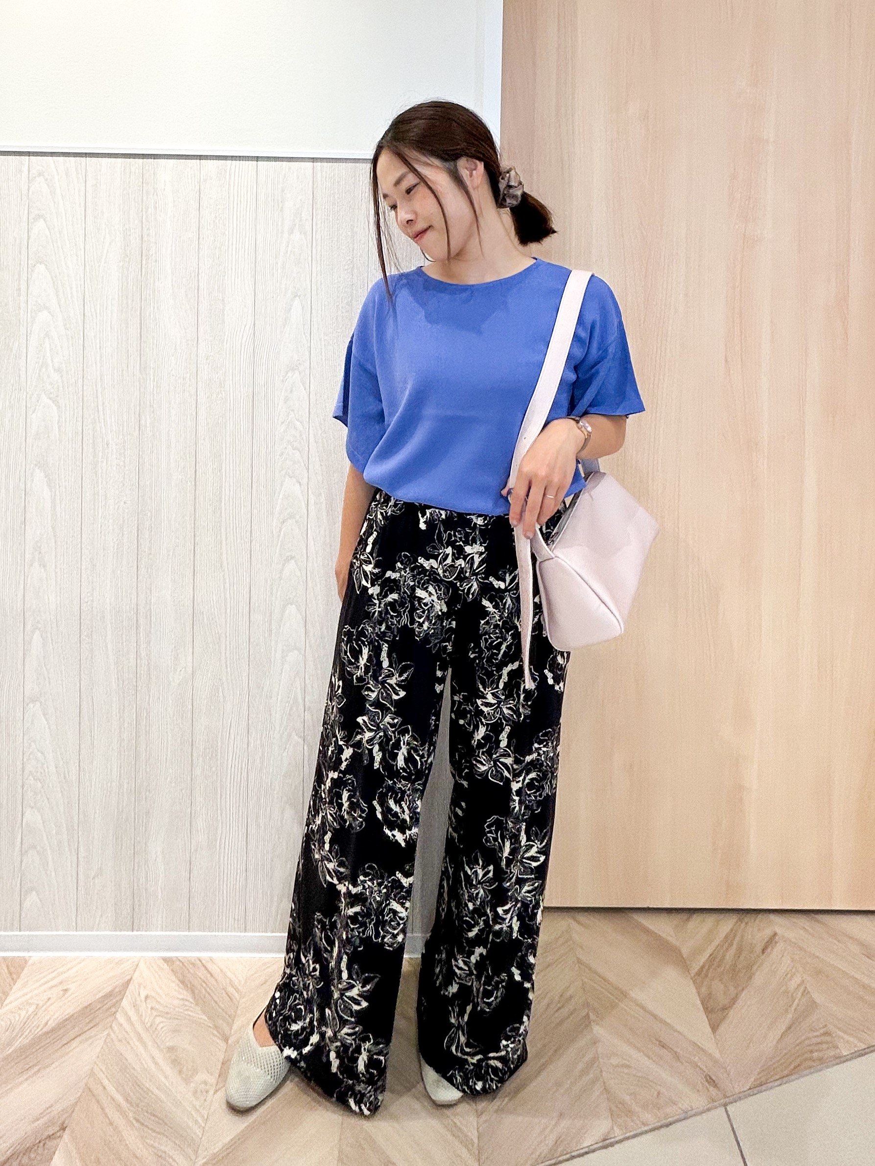 tomoさんの「SHOO･LA･RUE｜【S-LL/洗濯機可】インせず着られる ひらり袖ニット」を使ったコーディネート