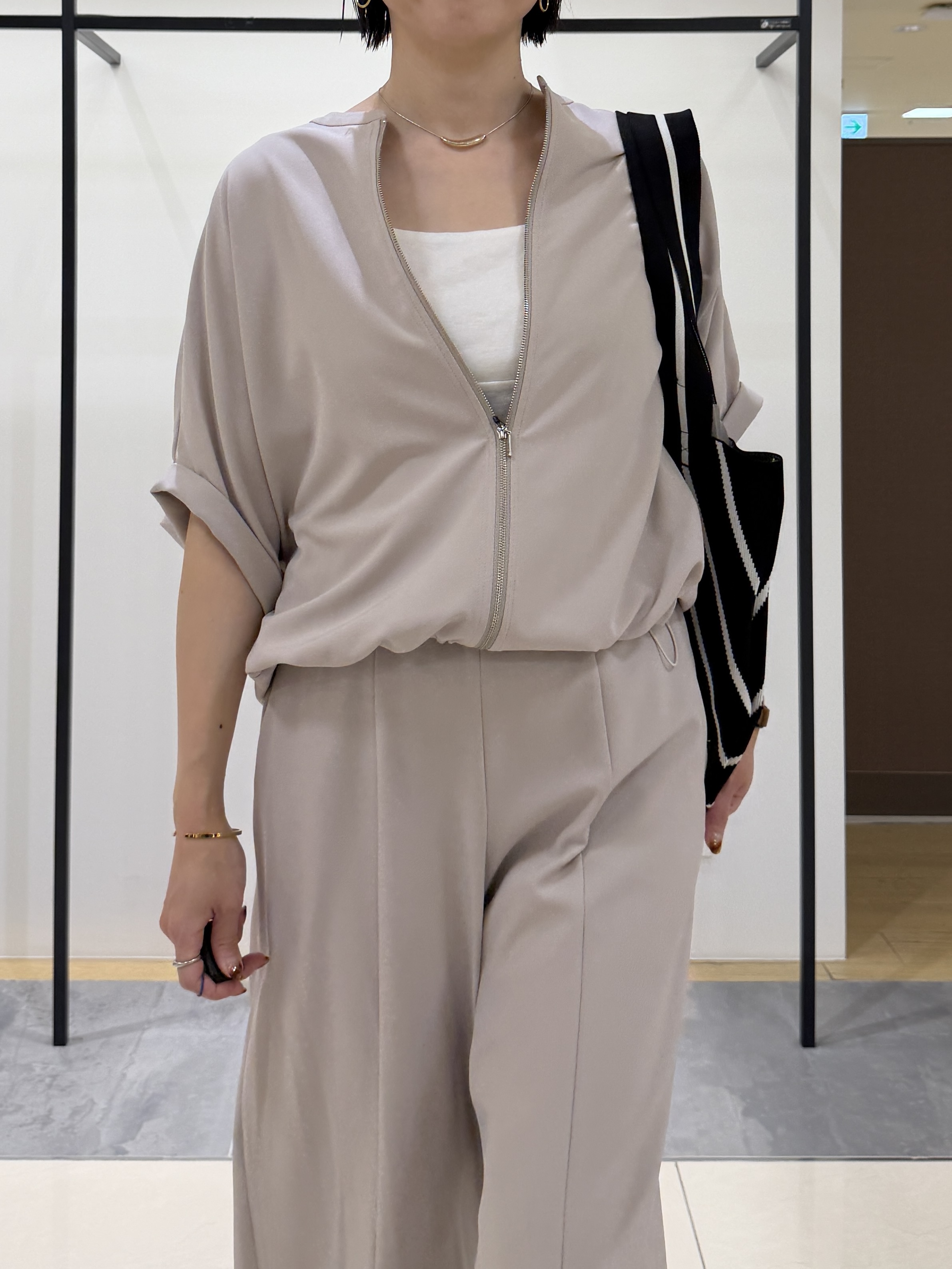 shihoさんの「INDIVI｜【秋羽織り/着る日傘】ドルマンフォルムブルゾン」を使ったコーディネート