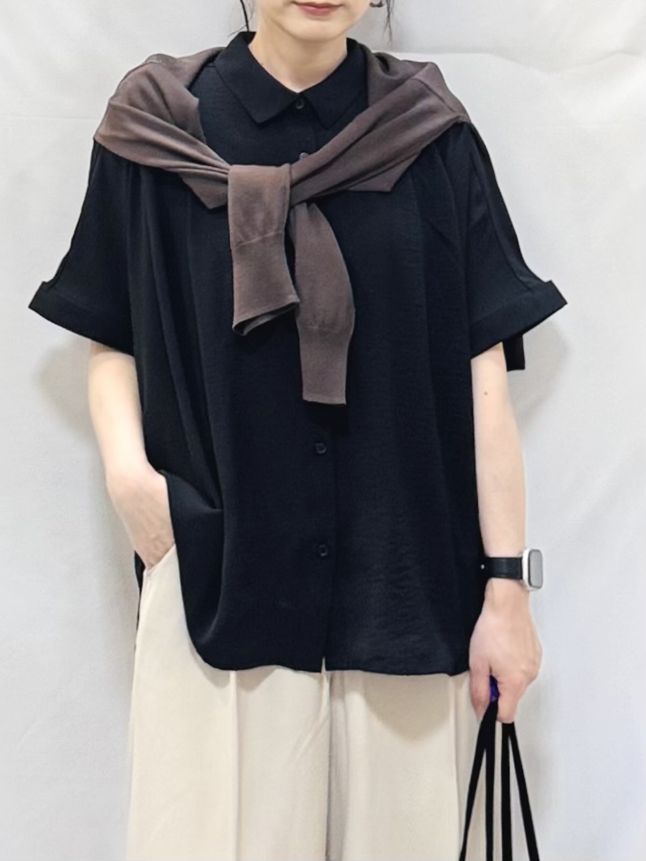 𝐇𝐢𝐫𝐨𝐦𝐢さんの「SHOO･LA･RUE｜【洗濯機可/UV】さらっとしたタッチが心地よい ショート丈 Vネックカーディガン」を使ったコーディネート