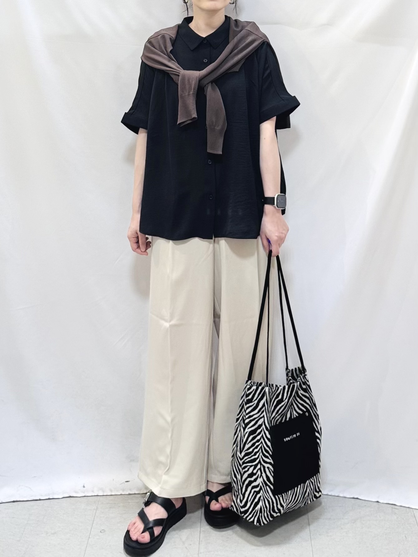 𝐇𝐢𝐫𝐨𝐦𝐢さんの「SHOO･LA･RUE｜【洗濯機可/UV】さらっとしたタッチが心地よい ショート丈 Vネックカーディガン」を使ったコーディネート