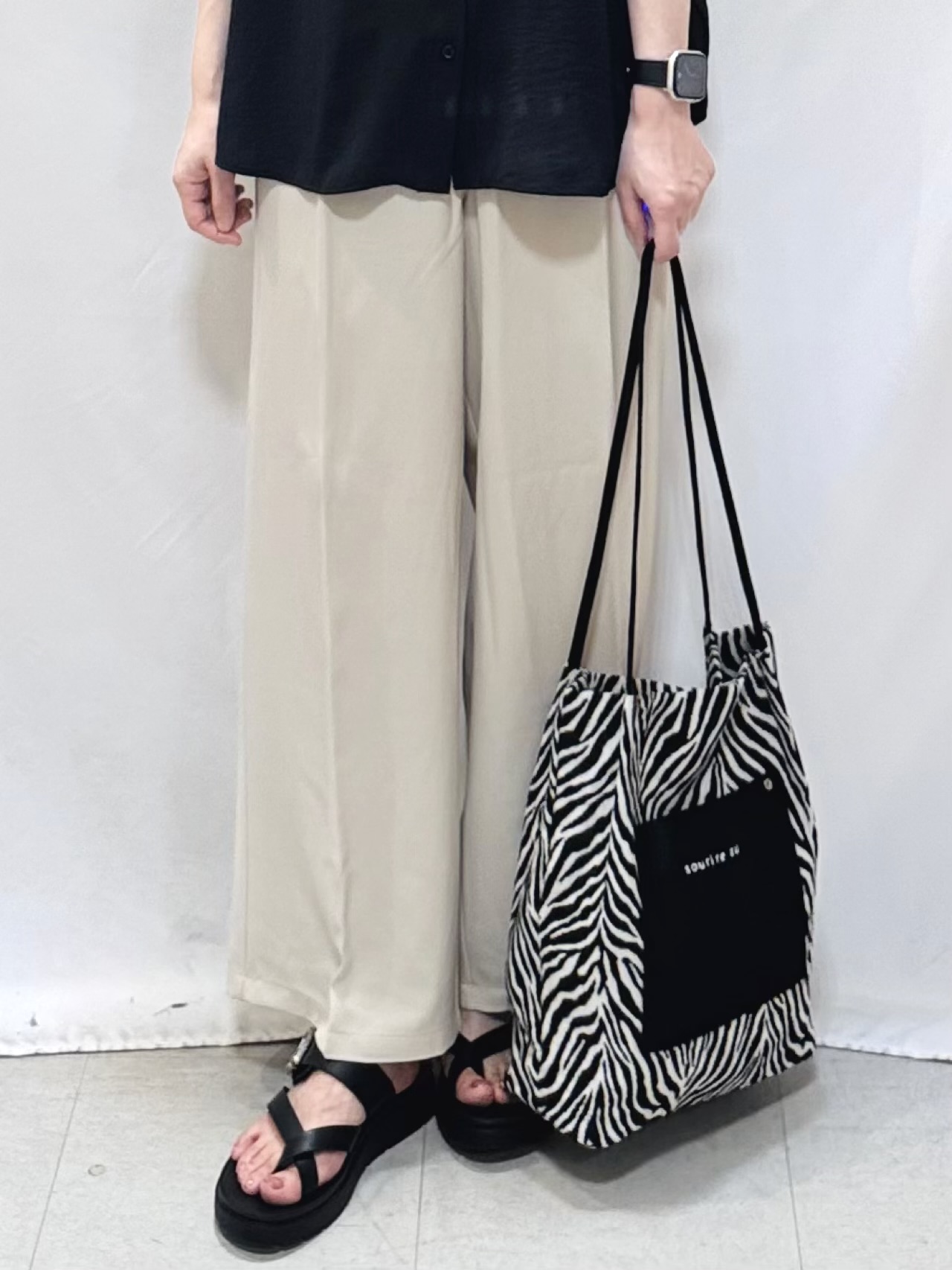 𝐇𝐢𝐫𝐨𝐦𝐢さんの「SHOO･LA･RUE｜【洗濯機可/UV】さらっとしたタッチが心地よい ショート丈 Vネックカーディガン」を使ったコーディネート
