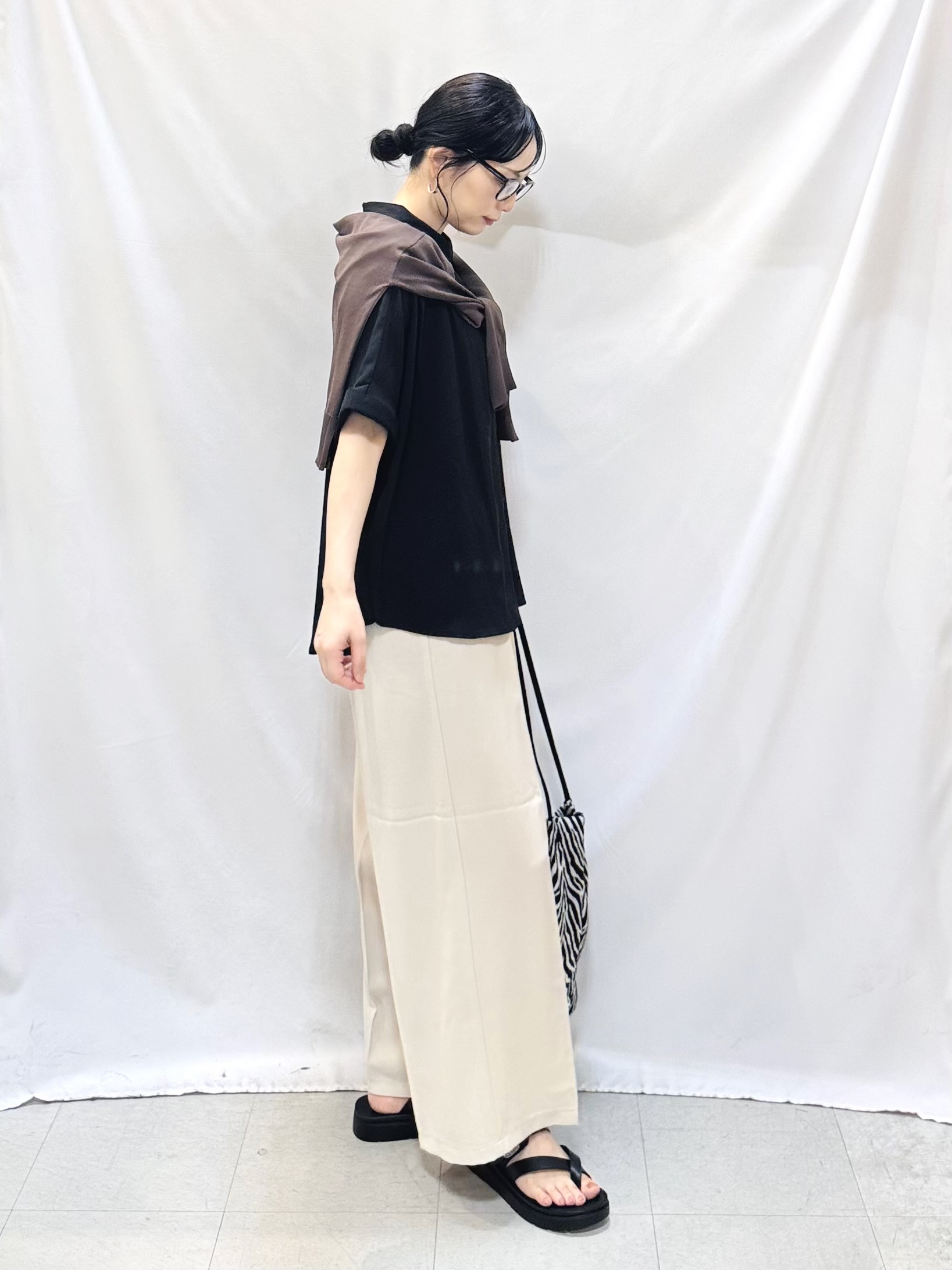 𝐇𝐢𝐫𝐨𝐦𝐢さんの「SHOO･LA･RUE｜【洗濯機可/UV】さらっとしたタッチが心地よい ショート丈 Vネックカーディガン」を使ったコーディネート