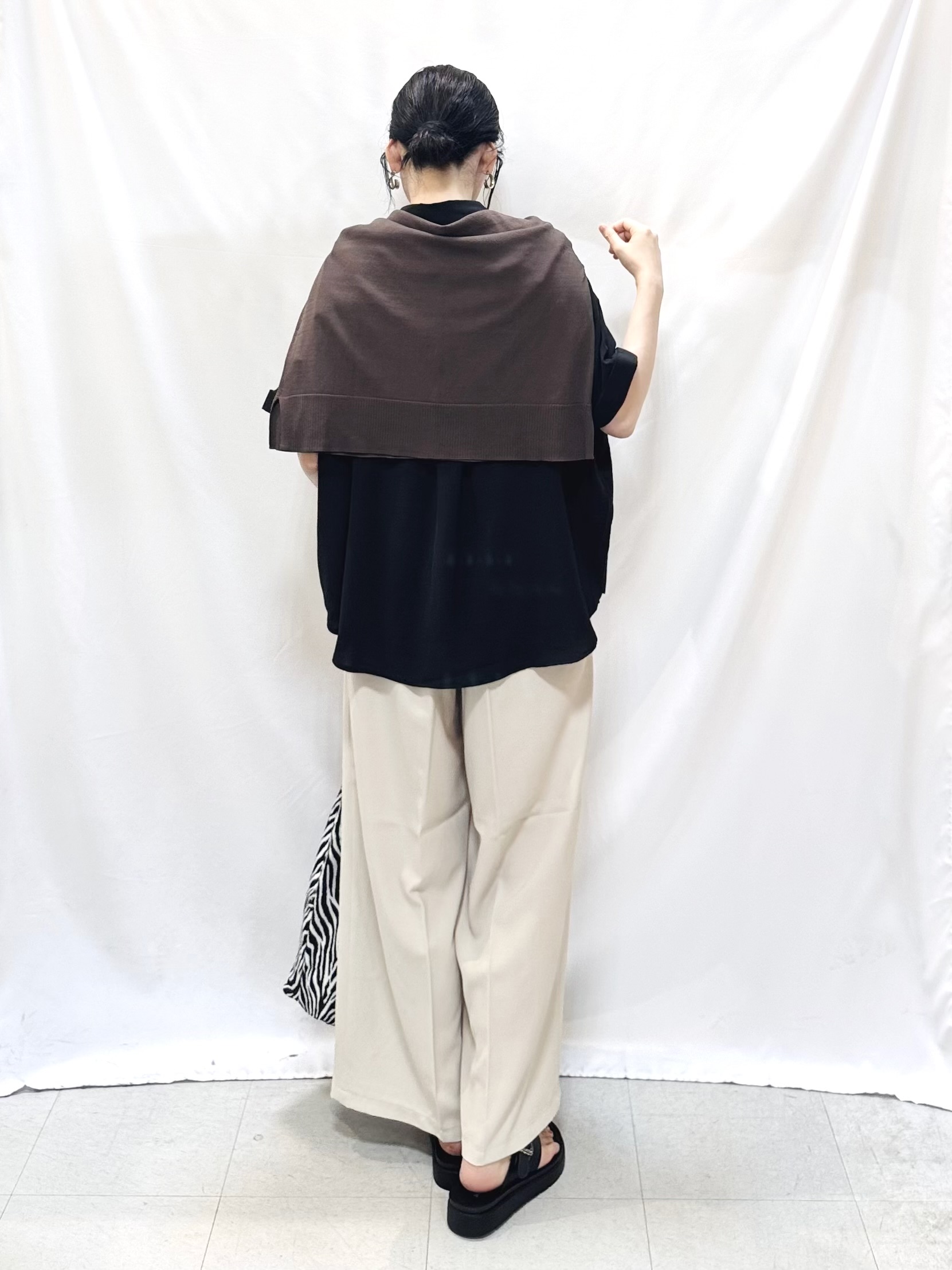 𝐇𝐢𝐫𝐨𝐦𝐢さんの「SHOO･LA･RUE｜【洗濯機可/UV】さらっとしたタッチが心地よい ショート丈 Vネックカーディガン」を使ったコーディネート