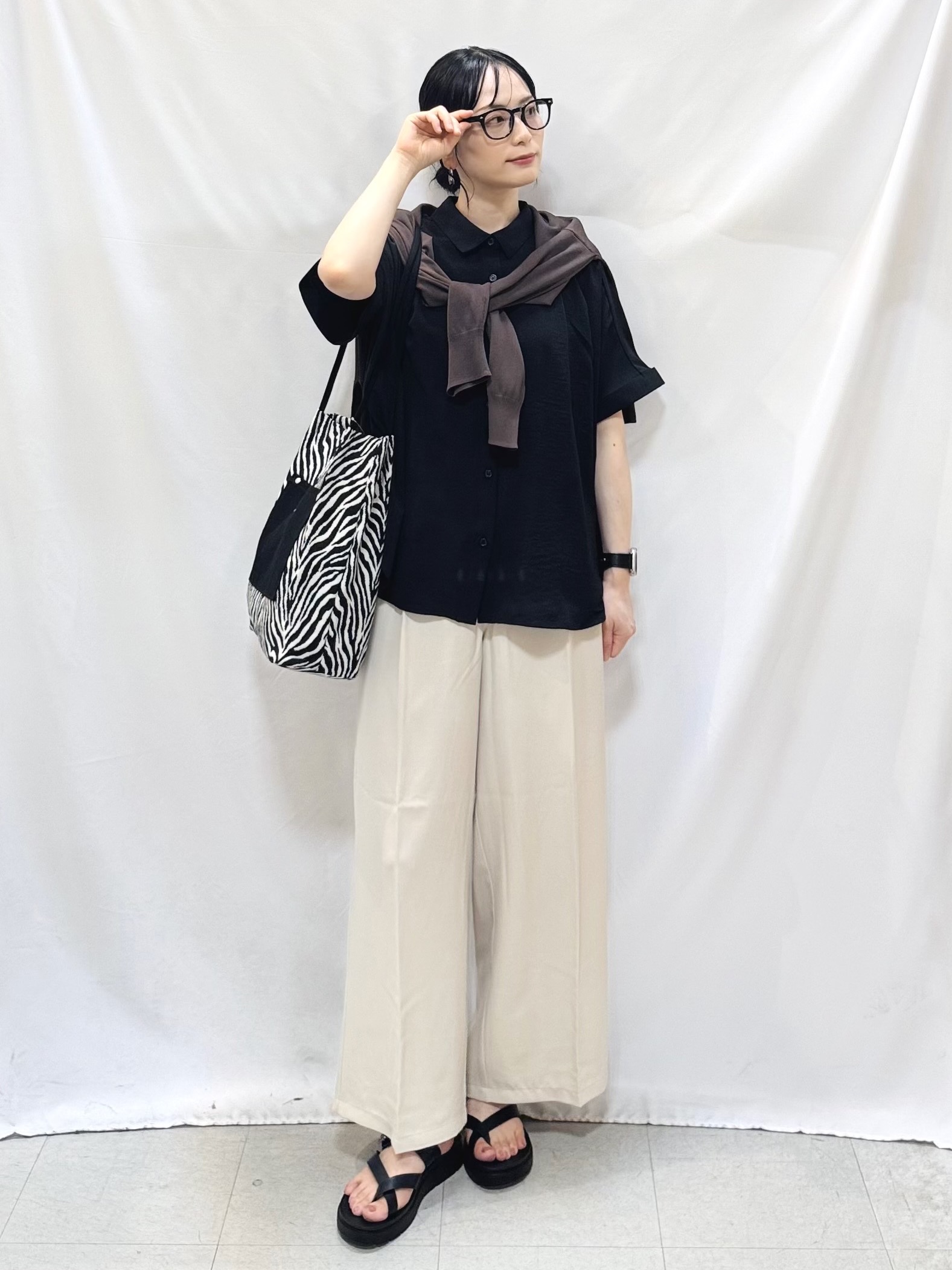 𝐇𝐢𝐫𝐨𝐦𝐢さんの「SHOO･LA･RUE｜【洗濯機可/UV】さらっとしたタッチが心地よい ショート丈 Vネックカーディガン」を使ったコーディネート