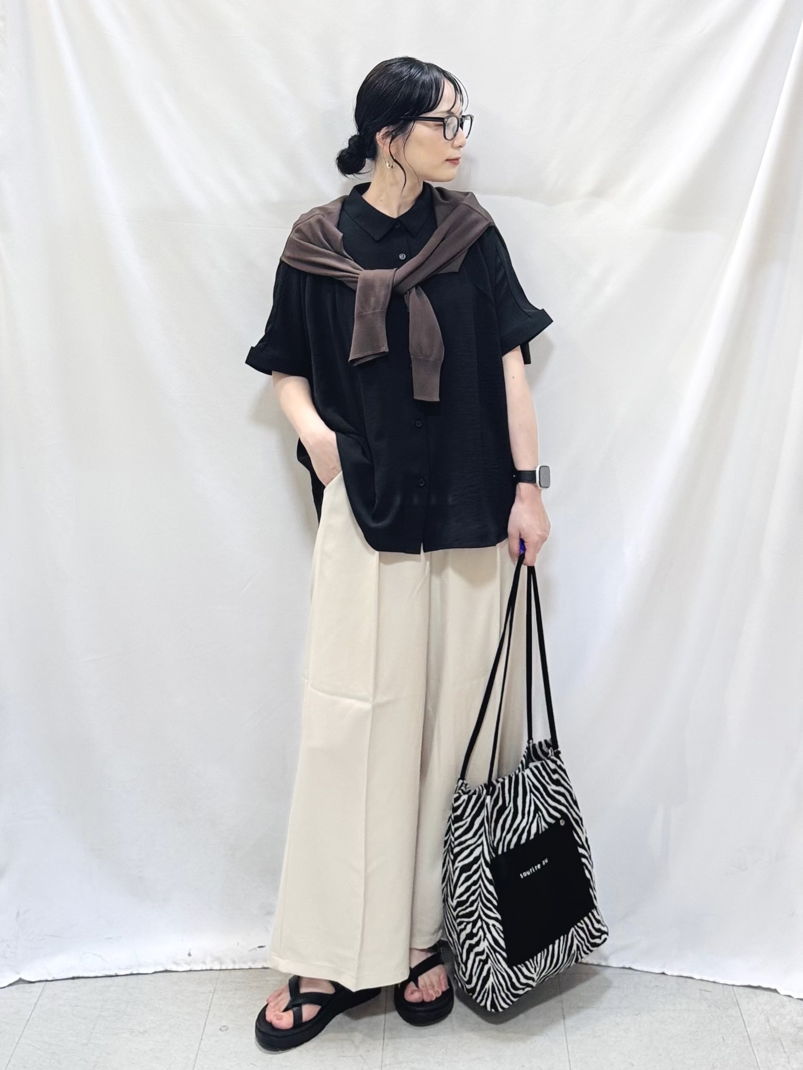 𝐇𝐢𝐫𝐨𝐦𝐢さんの「SHOO･LA･RUE｜【洗濯機可/UV】さらっとしたタッチが心地よい ショート丈 Vネックカーディガン」を使ったコーディネート