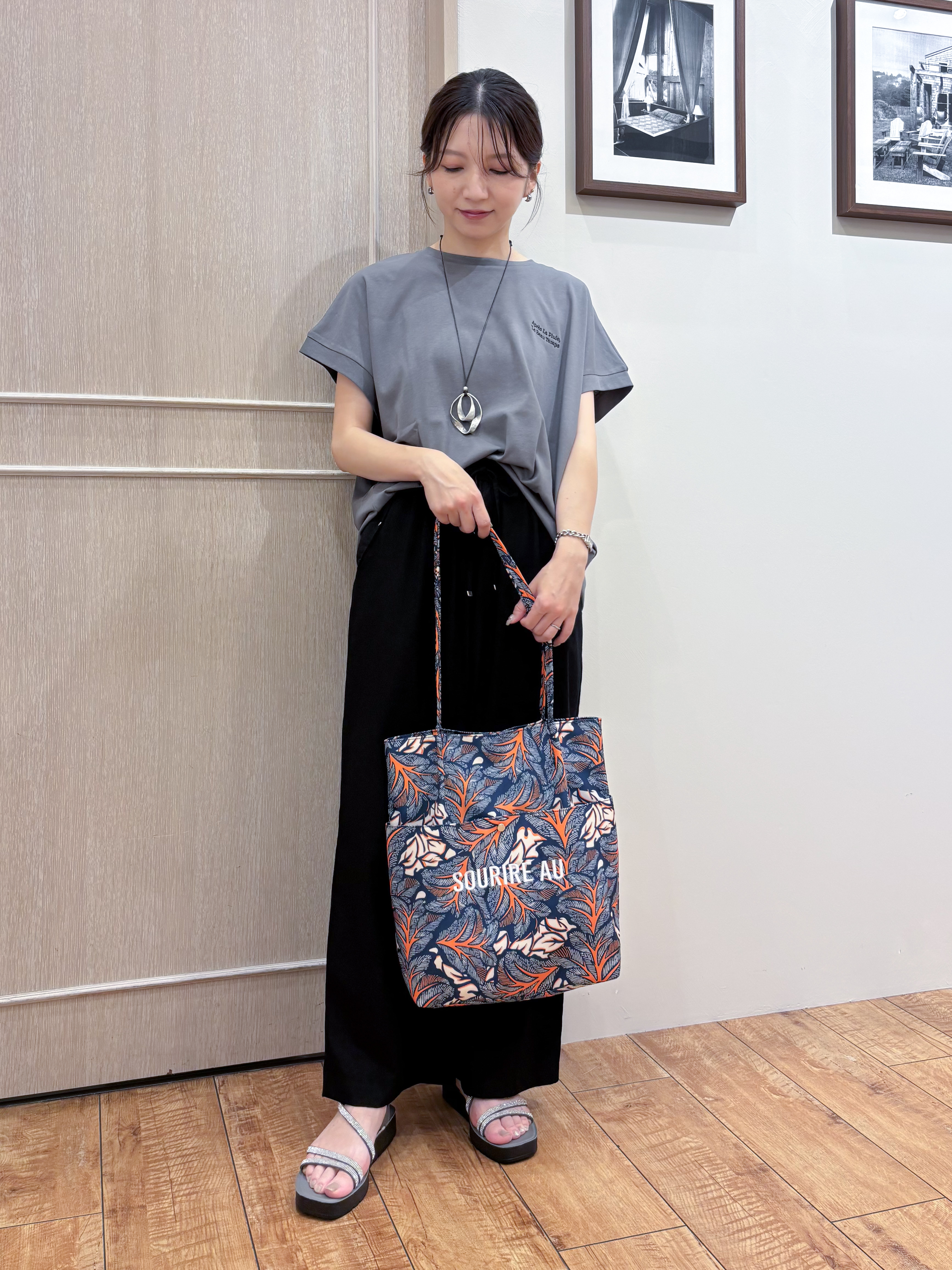 なみさんの「SHOO･LA･RUE｜【汗じみ防止/S-LL/体型カバー/洗濯機可】汗じみが気になりにくい 大人の刺繍ロゴTシャツ」を使ったコーディネート