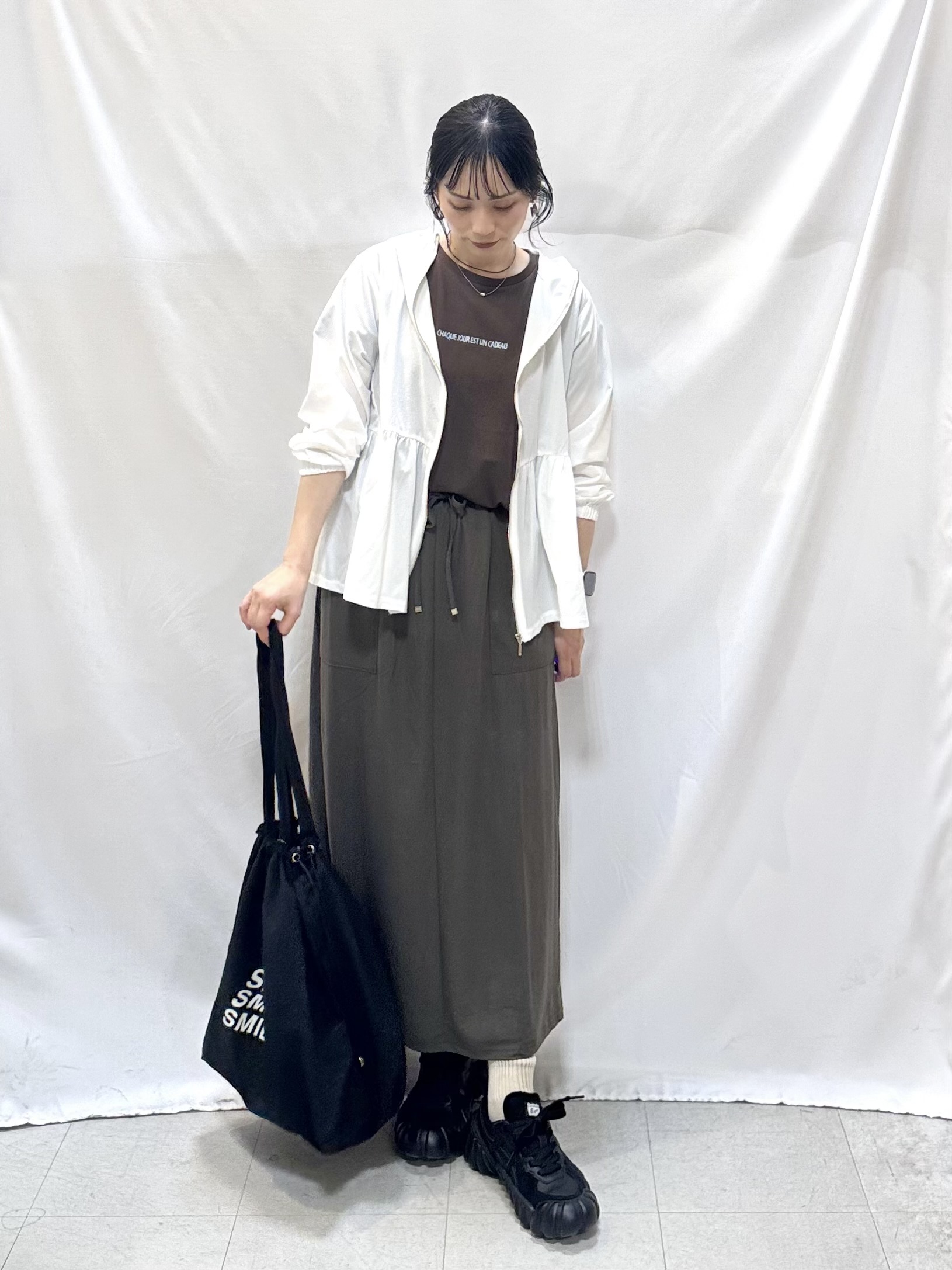 𝐇𝐢𝐫𝐨𝐦𝐢さんの「SHOO･LA･RUE｜【S-LL/体型カバー】日焼け対策にも女性らしさを UVカットペプラムパーカ」を使ったコーディネート
