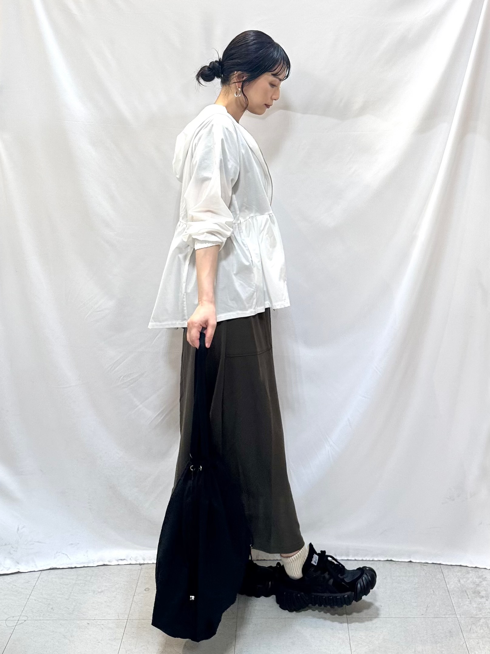 𝐇𝐢𝐫𝐨𝐦𝐢さんの「SHOO･LA･RUE｜【S-LL/体型カバー】日焼け対策にも女性らしさを UVカットペプラムパーカ」を使ったコーディネート