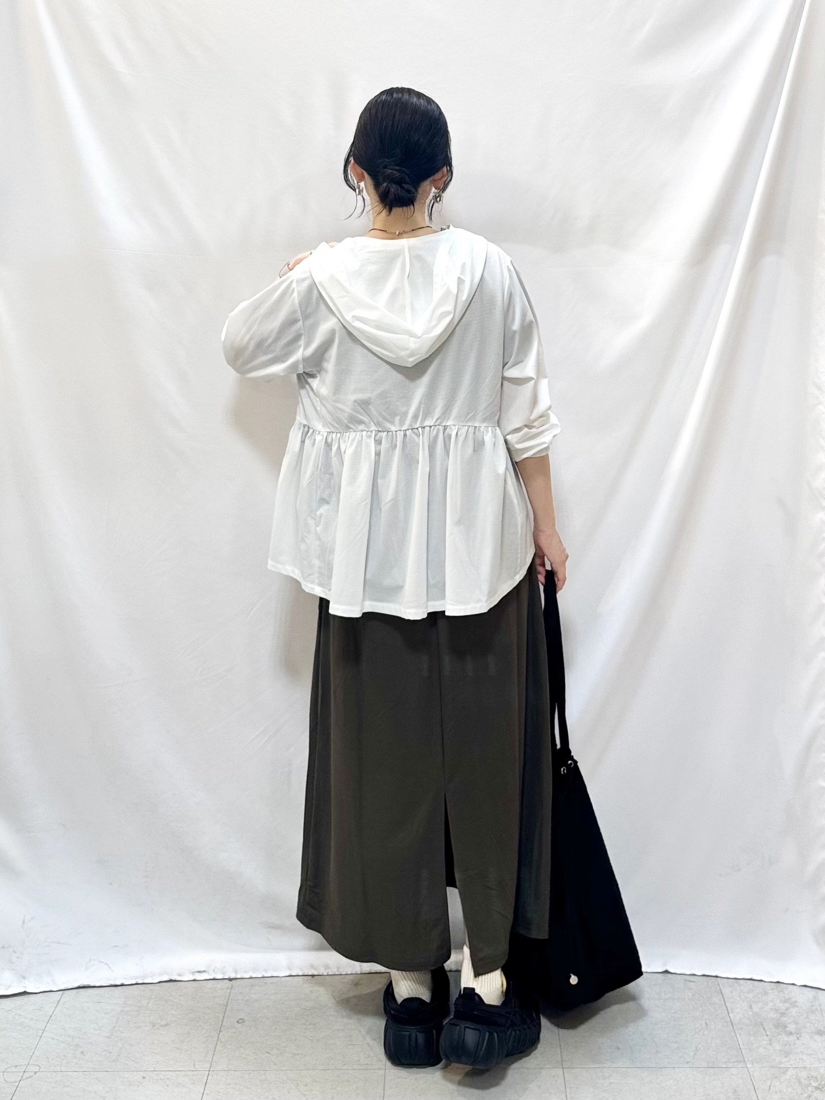 𝐇𝐢𝐫𝐨𝐦𝐢さんの「SHOO･LA･RUE｜【S-LL/体型カバー】日焼け対策にも女性らしさを UVカットペプラムパーカ」を使ったコーディネート