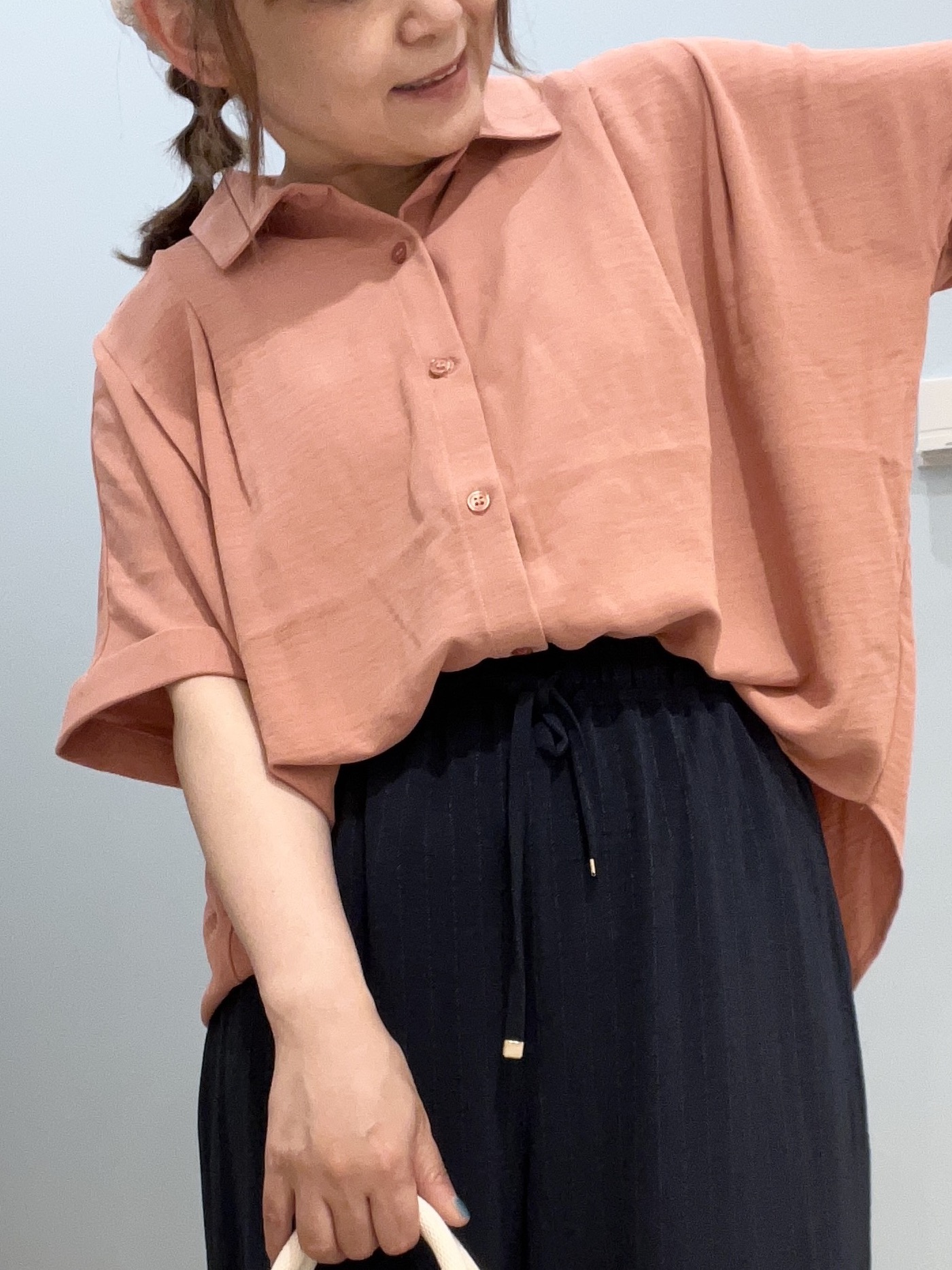 kitaさんの「SHOO･LA･RUE｜【洗濯後しわになりにくい/体型カバー】二の腕も隠せる　お袖ロールアップ半袖シャツ」を使ったコーディネート