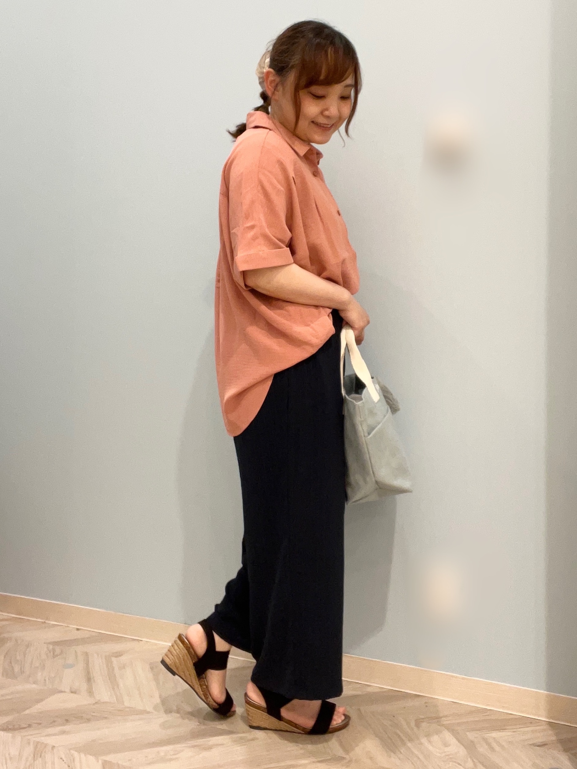 kitaさんの「SHOO･LA･RUE｜【洗濯後しわになりにくい/体型カバー】二の腕も隠せる　お袖ロールアップ半袖シャツ」を使ったコーディネート