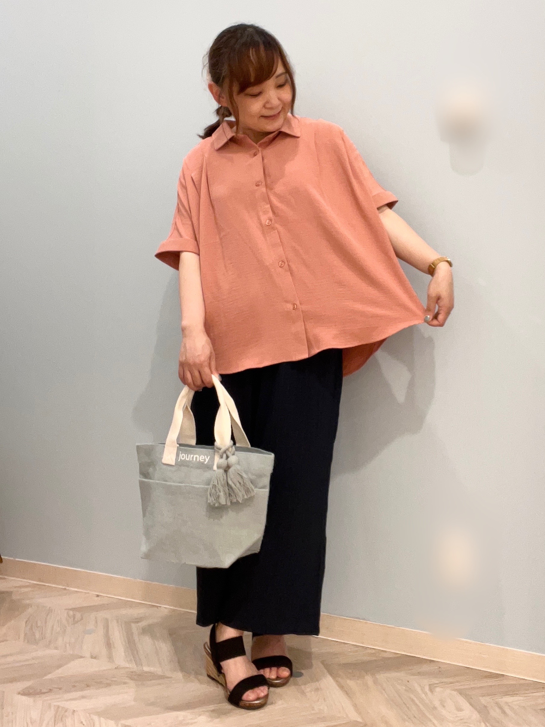 kitaさんの「SHOO･LA･RUE｜【洗濯後しわになりにくい/体型カバー】二の腕も隠せる　お袖ロールアップ半袖シャツ」を使ったコーディネート