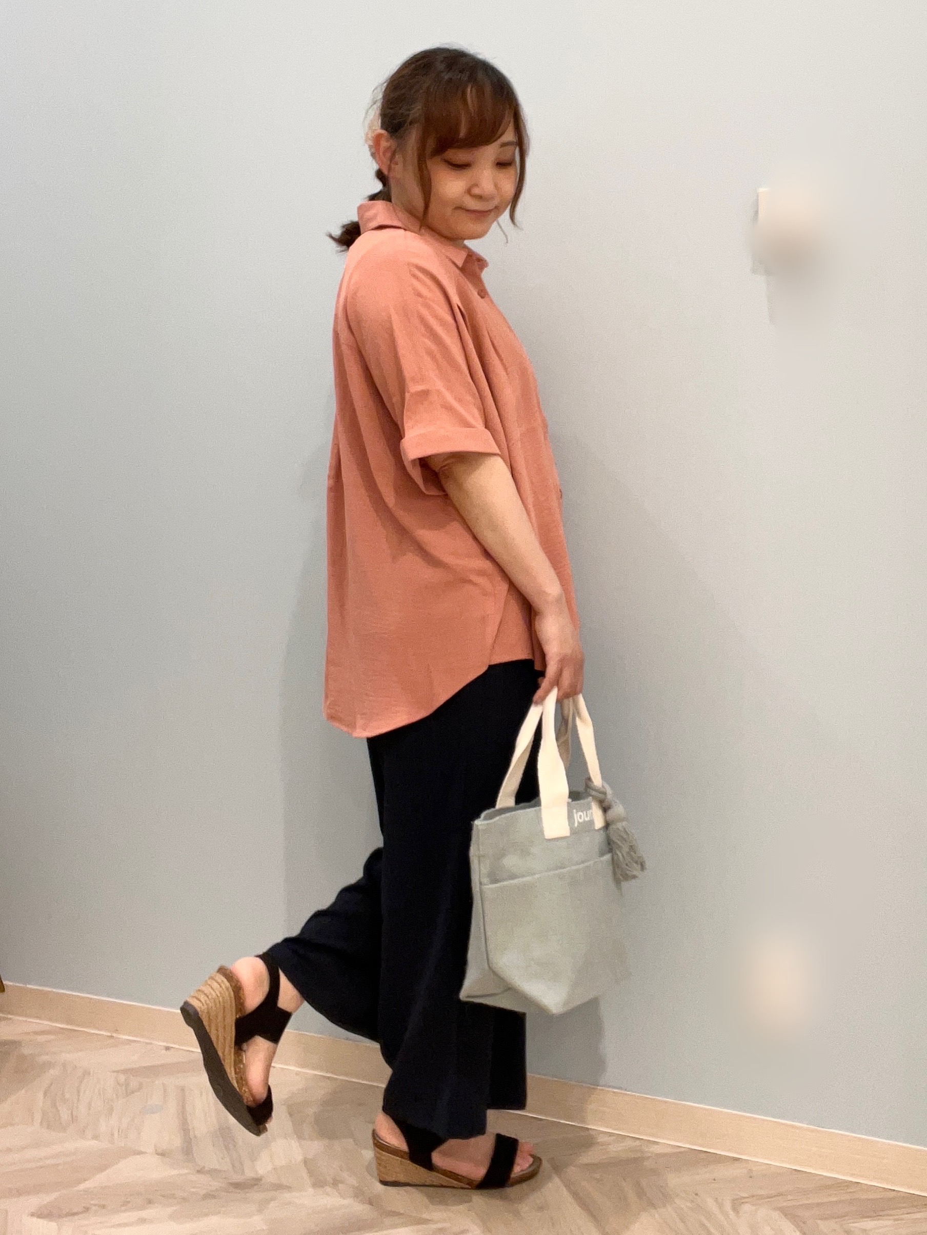 kitaさんの「SHOO･LA･RUE｜【洗濯後しわになりにくい/体型カバー】二の腕も隠せる　お袖ロールアップ半袖シャツ」を使ったコーディネート