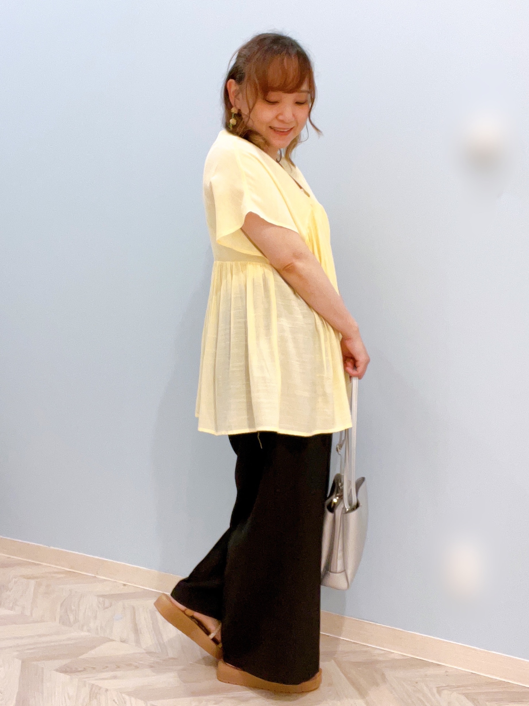 kitaさんの「SHOO･LA･RUE｜【S-LL/洗濯機可/UV/体型カバー】インせず着られる Vネックギャザーブラウス」を使ったコーディネート