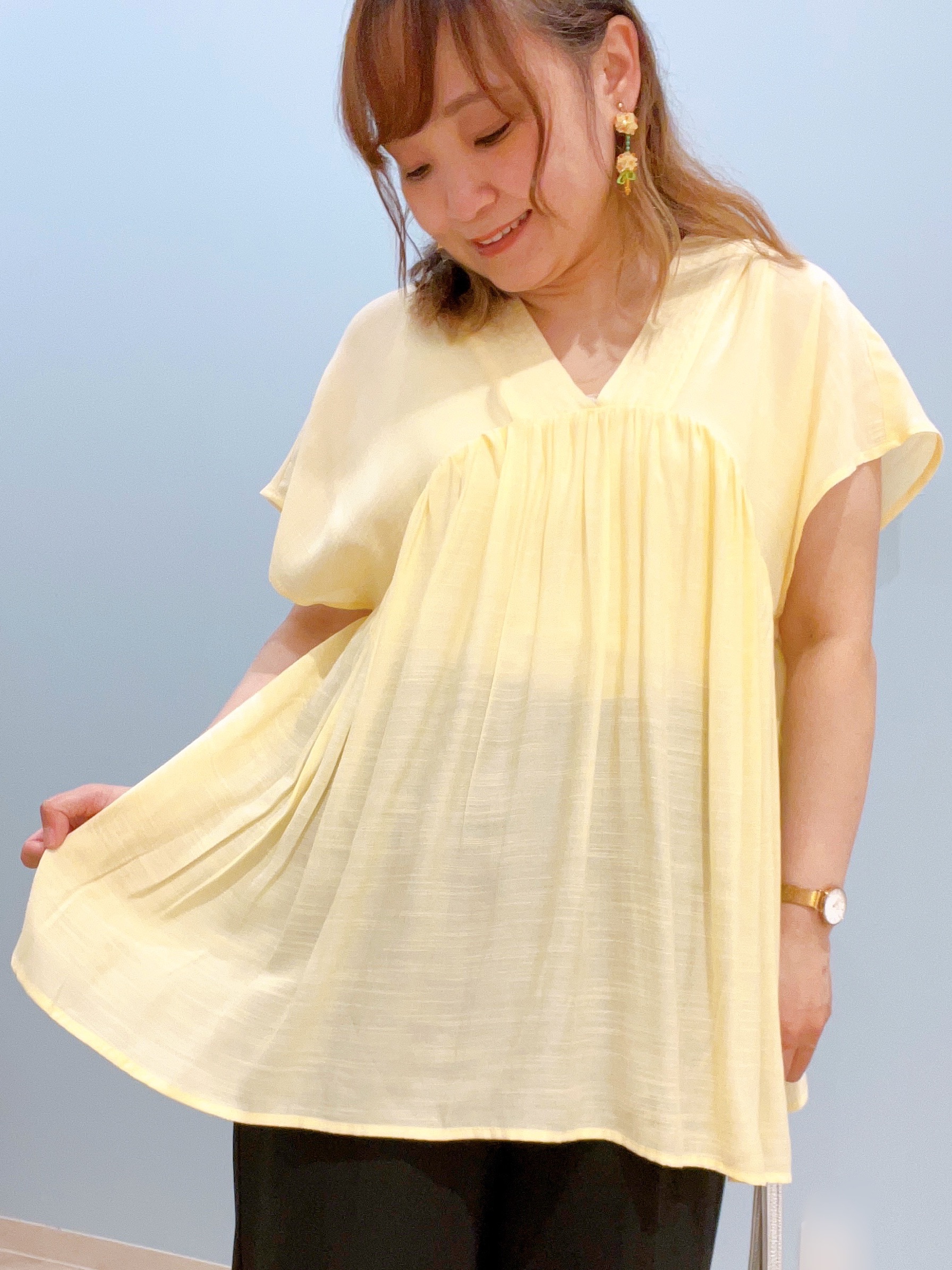kitaさんの「SHOO･LA･RUE｜【S-LL/洗濯機可/UV/体型カバー】インせず着られる Vネックギャザーブラウス」を使ったコーディネート