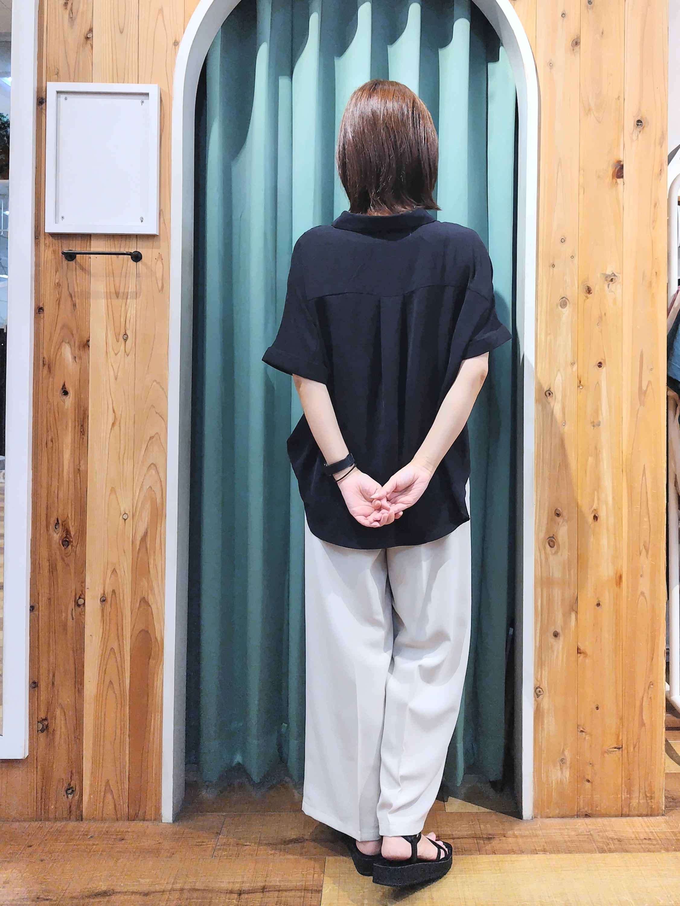 ショーコラさんの「SHOO･LA･RUE｜【洗濯後しわになりにくい/体型カバー】二の腕も隠せる　お袖ロールアップ半袖シャツ」を使ったコーディネート