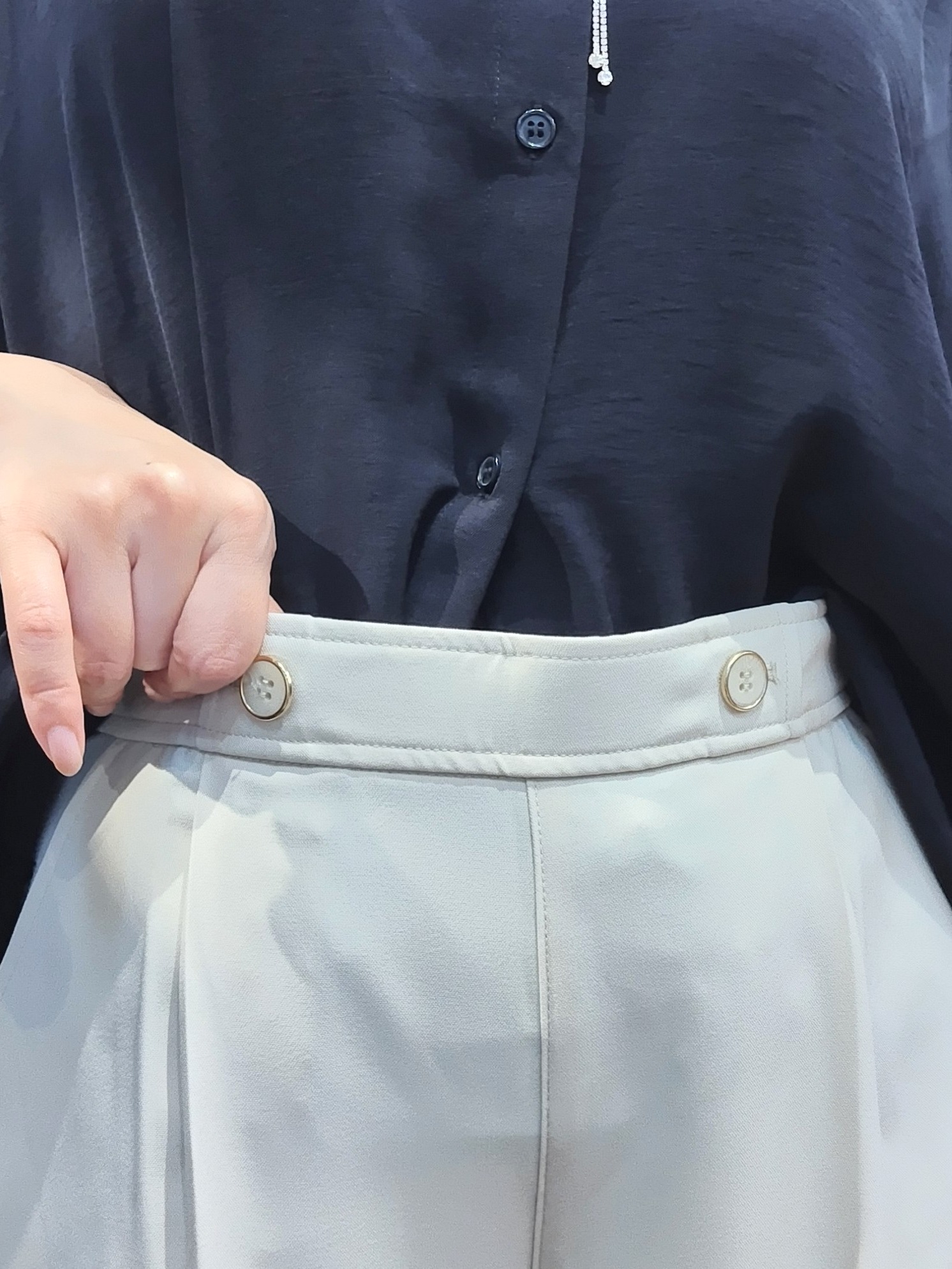 ショーコラさんの「SHOO･LA･RUE｜【洗濯後しわになりにくい/体型カバー】二の腕も隠せる　お袖ロールアップ半袖シャツ」を使ったコーディネート