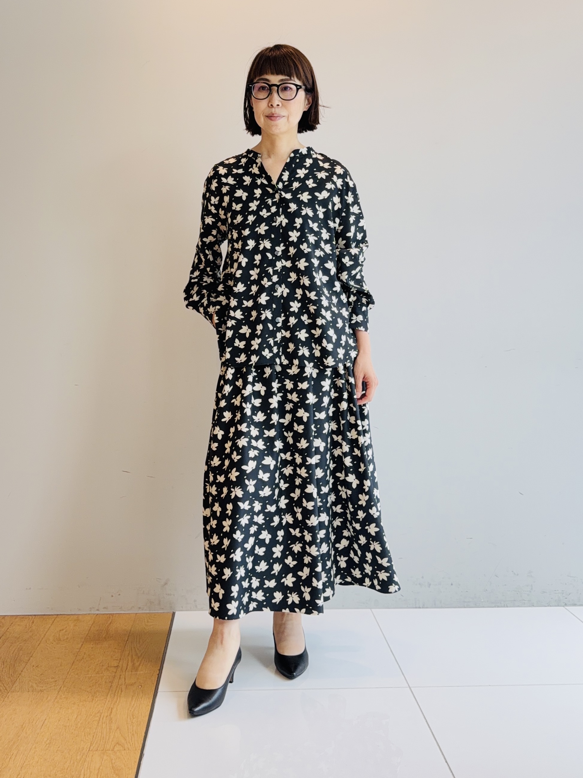 murayamaさんの「INDIVI｜【着映え】モノトーンフラワー柄ブラウス」を使ったコーディネート