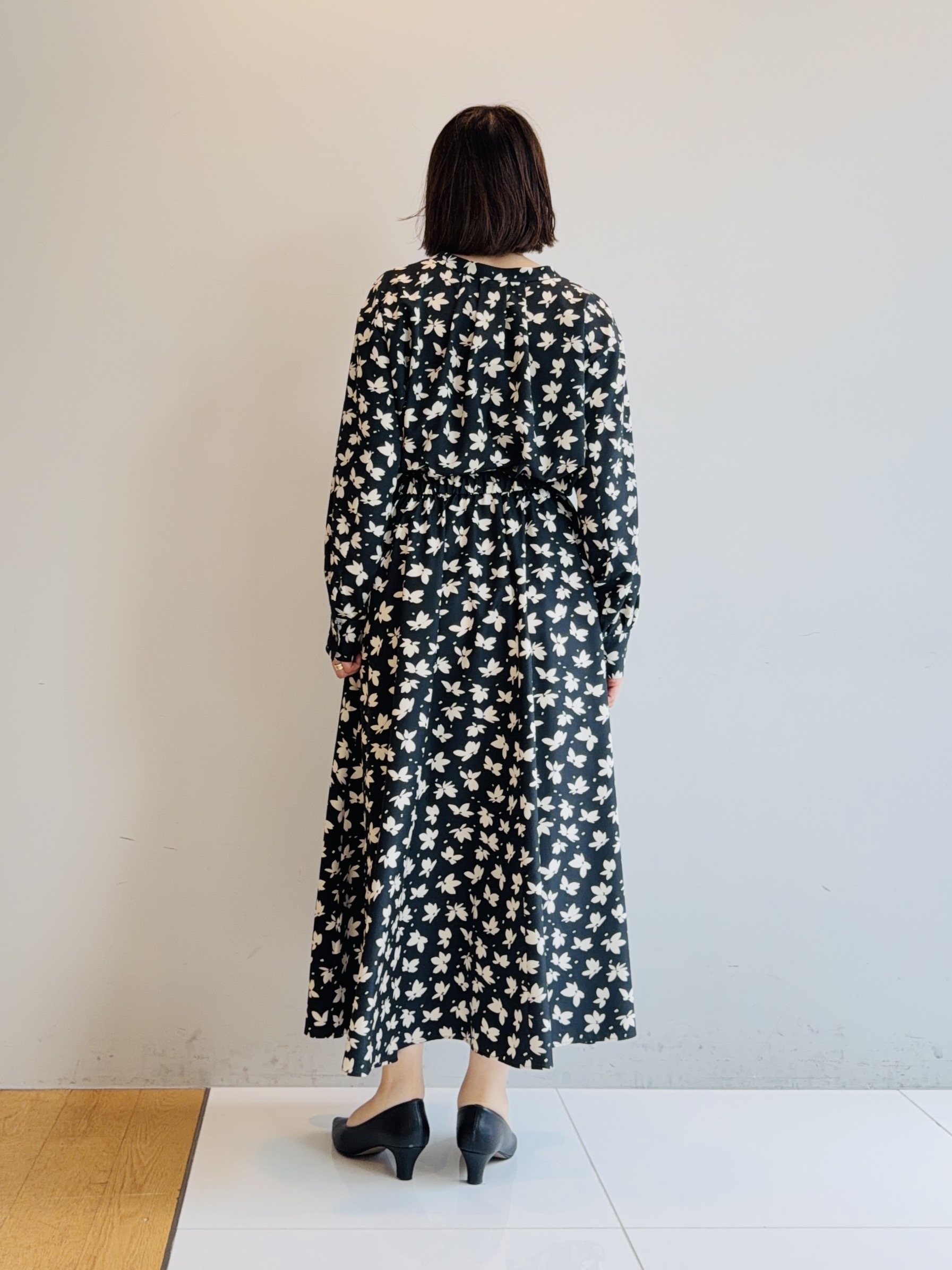 murayamaさんの「INDIVI｜【着映え】モノトーンフラワー柄ブラウス」を使ったコーディネート