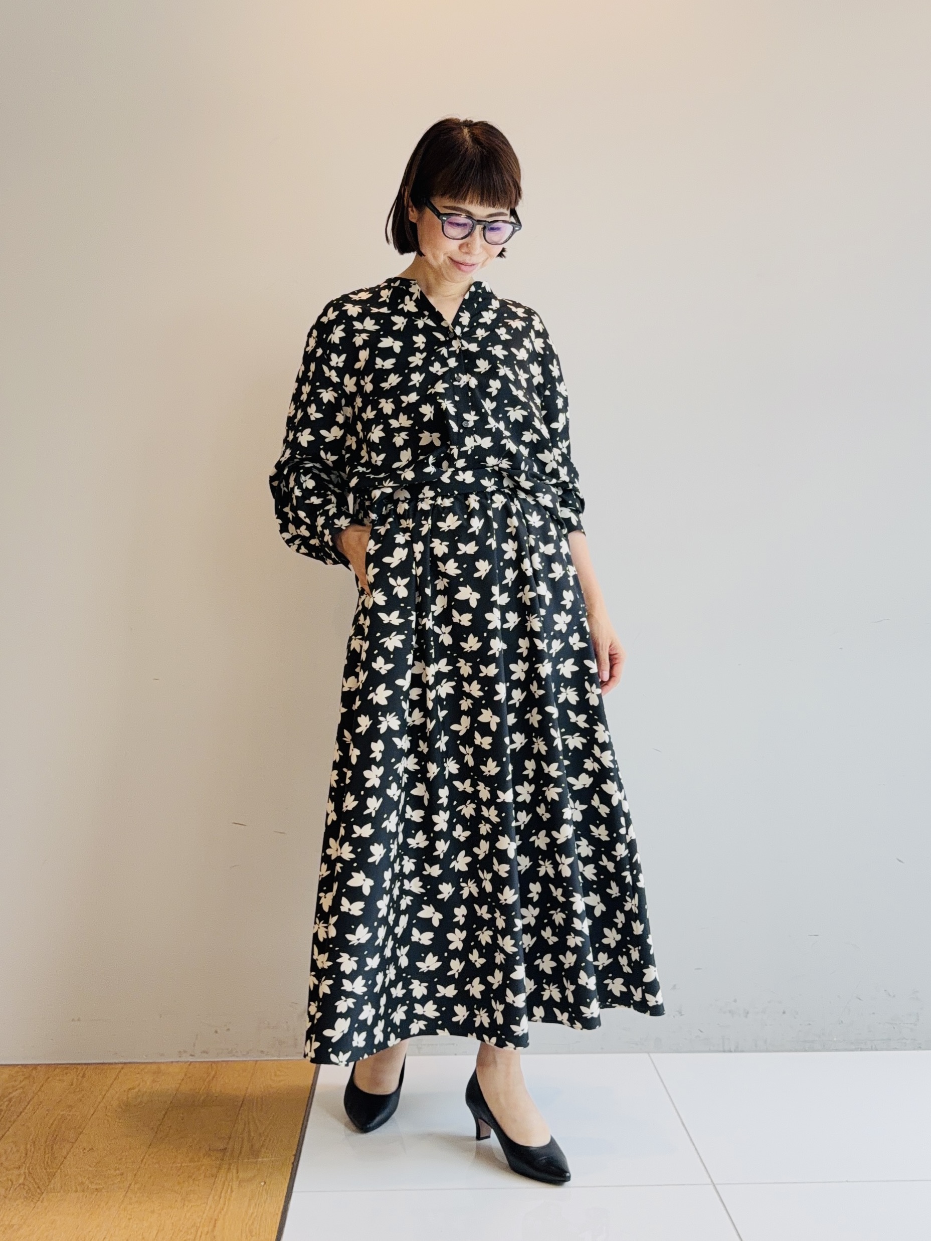 murayamaさんの「INDIVI｜【着映え】モノトーンフラワー柄ブラウス」を使ったコーディネート