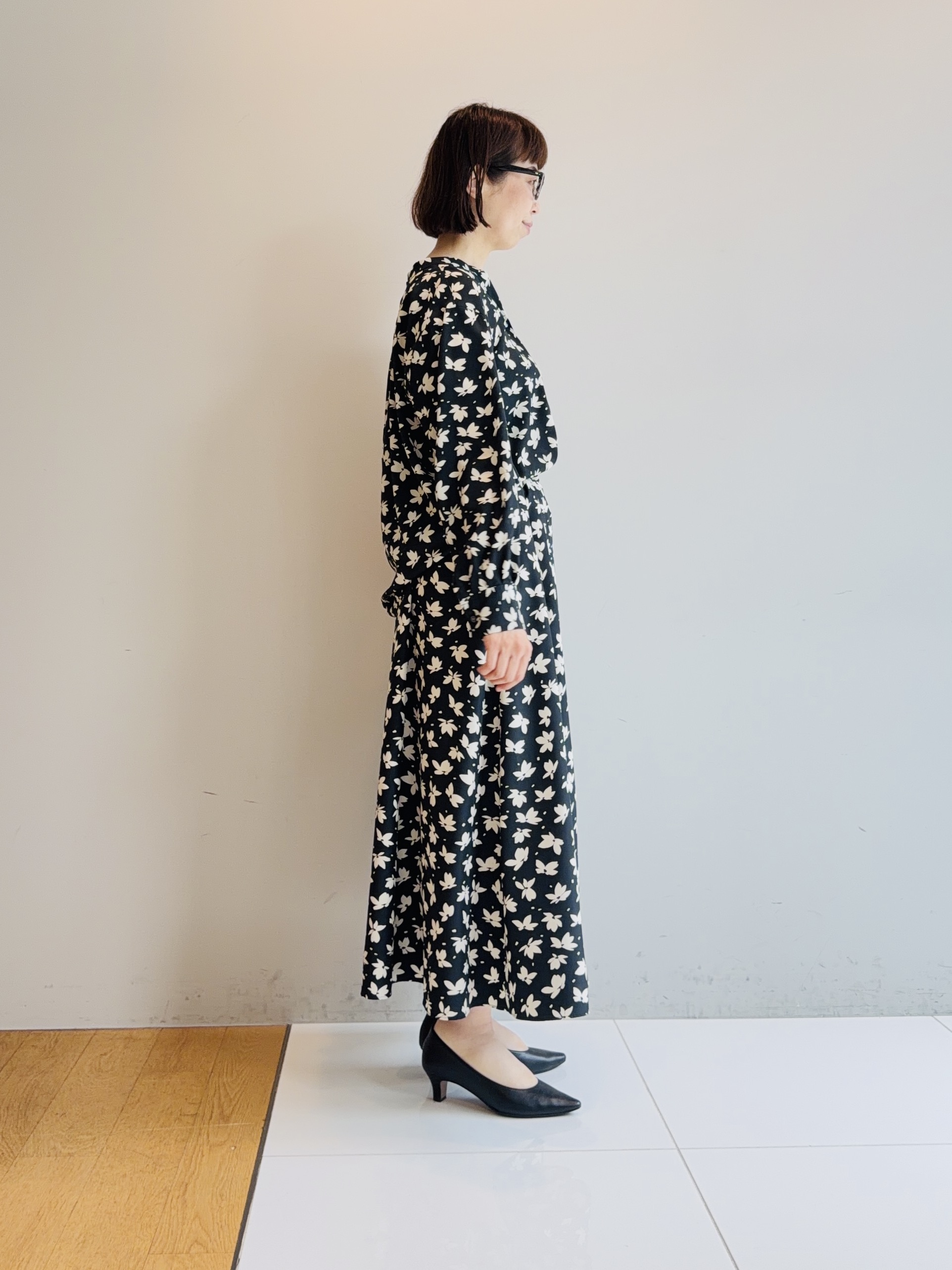murayamaさんの「INDIVI｜【着映え】モノトーンフラワー柄ブラウス」を使ったコーディネート