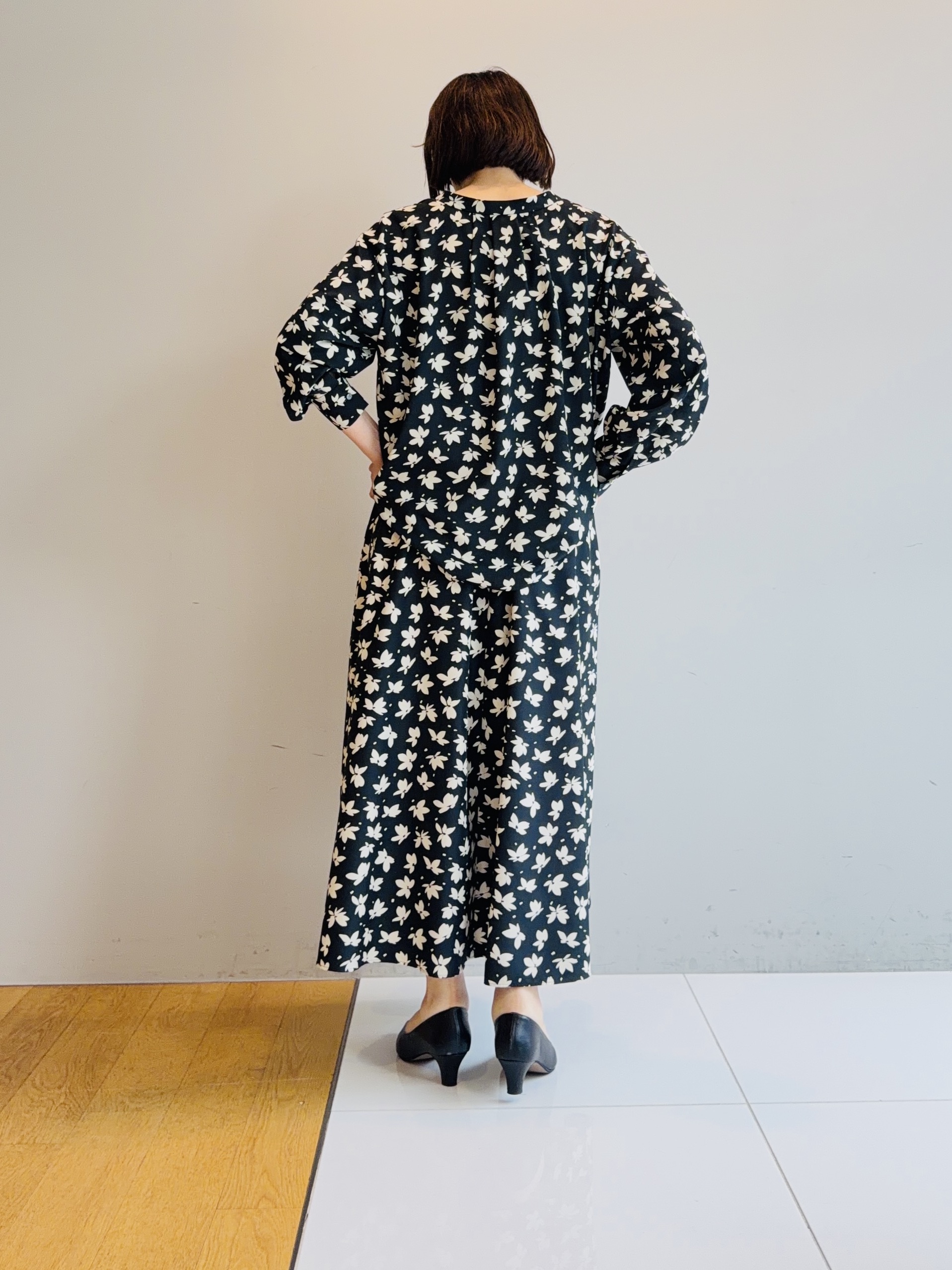 murayamaさんの「INDIVI｜【着映え】モノトーンフラワー柄ブラウス」を使ったコーディネート